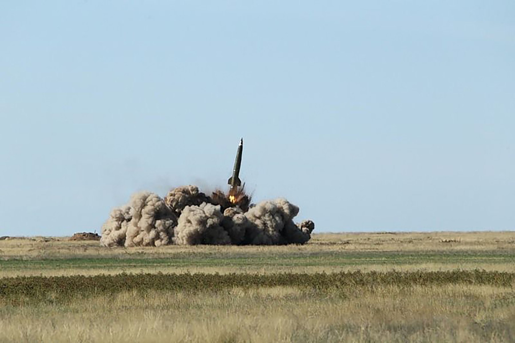 Lansatoare mobile Oreșnik pentru rachete hipersonice și arme nucleare staționate într-o bază militară secretă din Belarus, est de Minsk. | sursa foto: HotNews Lansatoare mobile Oreșnik pentru rachete hipersonice și arme nucleare staționate într-o bază militară secretă din Belarus, est de Minsk. | sursa foto: HotNews