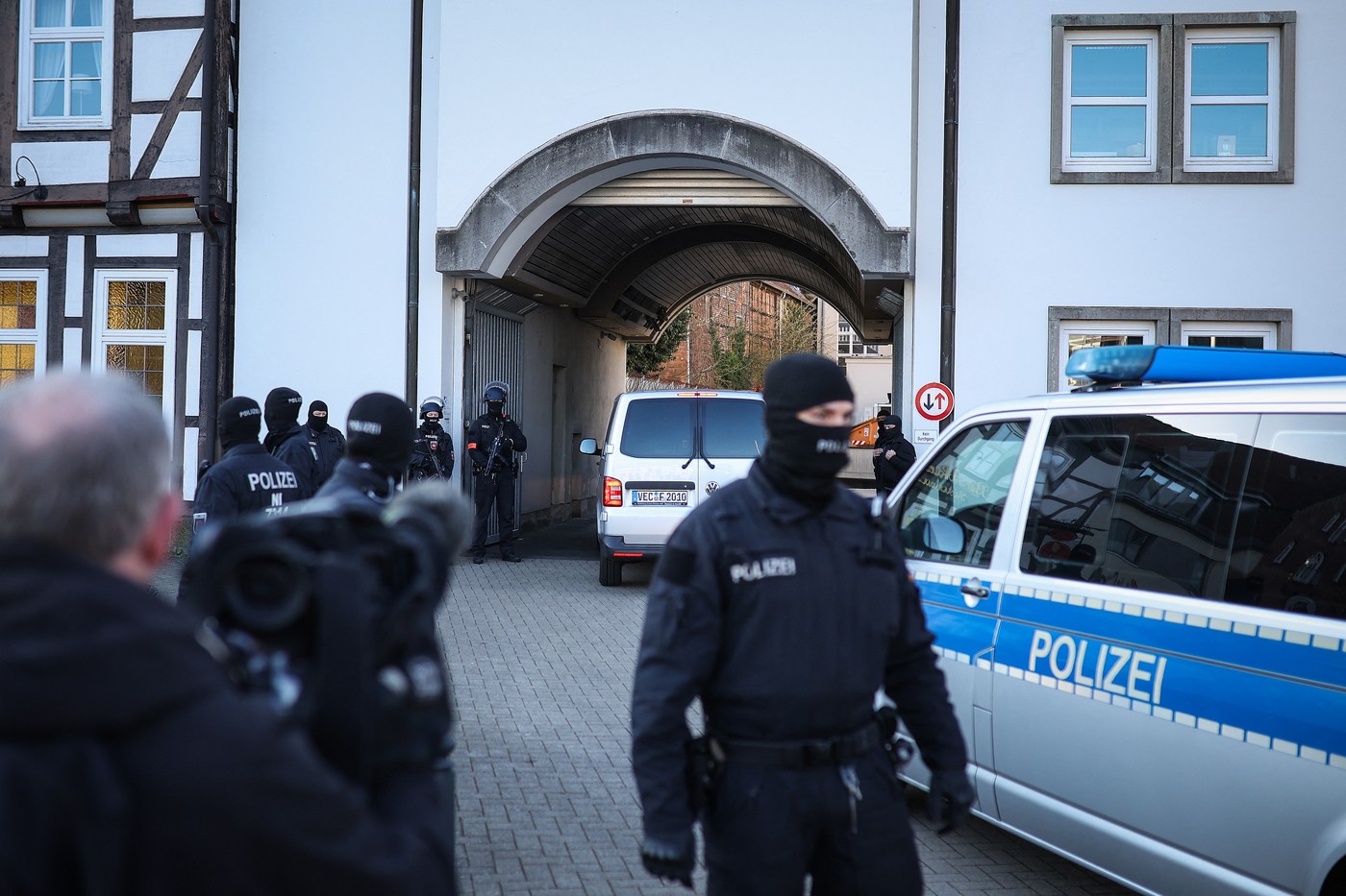 Bărbat reținut de poliția germană lângă o fabrică de armament în Bavaria, suspectat de sabotaj fabrică armament și spionaj industrial pentru securitate națională Germania. | sursa foto: HotNews Bărbat reținut de poliția germană lângă o fabrică de armament în Bavaria, suspectat de sabotaj fabrică armament și spionaj industrial pentru securitate națională Germania. | sursa foto: HotNews