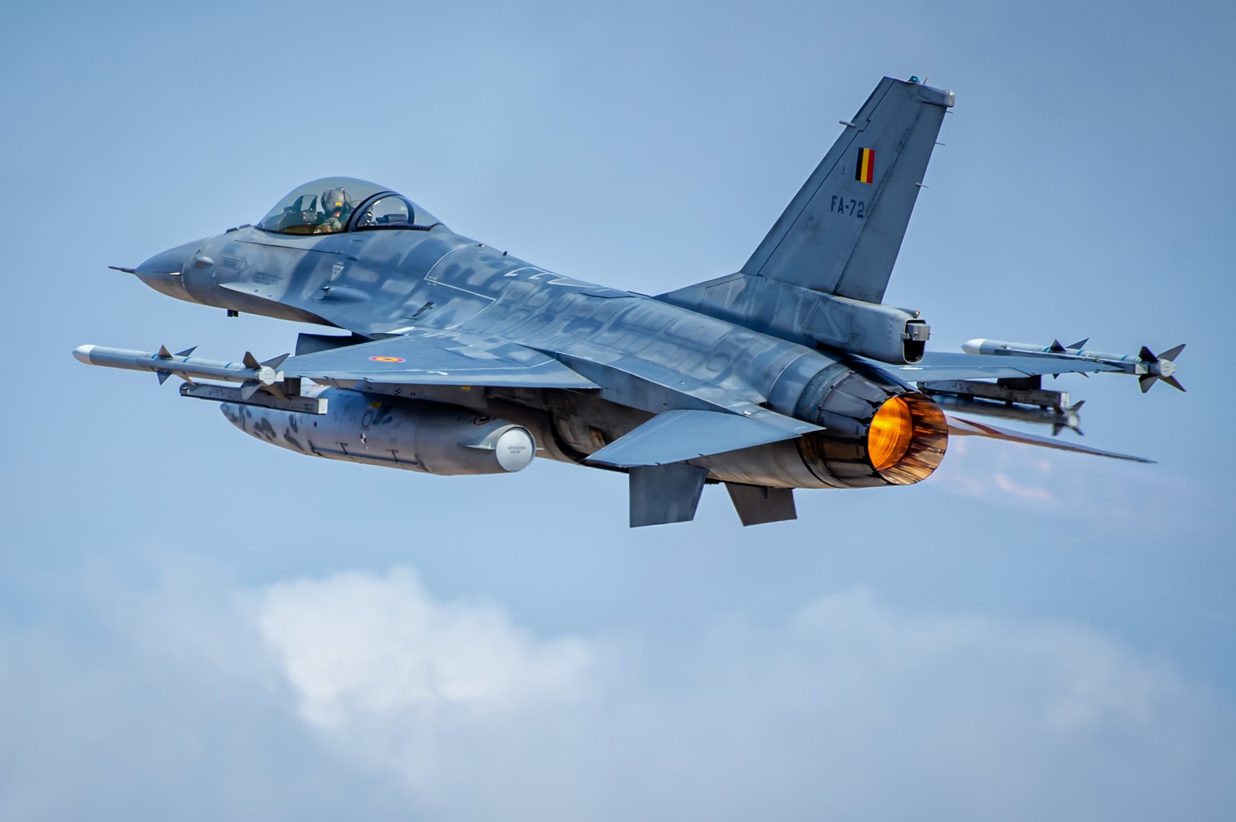 Două avioane F-16 în zbor nocturn deasupra județului Tulcea, monitorizând spațiul aerian după atac drone rusești și mesaj RO-Alert Tulcea. | sursa foto: HotNews Două avioane F-16 în zbor nocturn deasupra județului Tulcea, monitorizând spațiul aerian după atac drone rusești și mesaj RO-Alert Tulcea. | sursa foto: HotNews