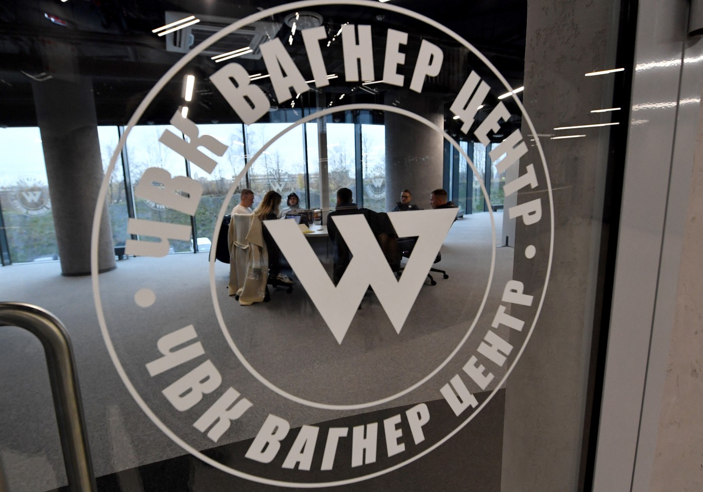 Bărbat cu fața parțial acoperită, în fața unei hărți a Europei, simbolizând recrutarea europenilor de Wagner Rusia pentru sabotaj NATO. | sursa foto: HotNews Bărbat cu fața parțial acoperită, în fața unei hărți a Europei, simbolizând recrutarea europenilor de Wagner Rusia pentru sabotaj NATO. | sursa foto: HotNews