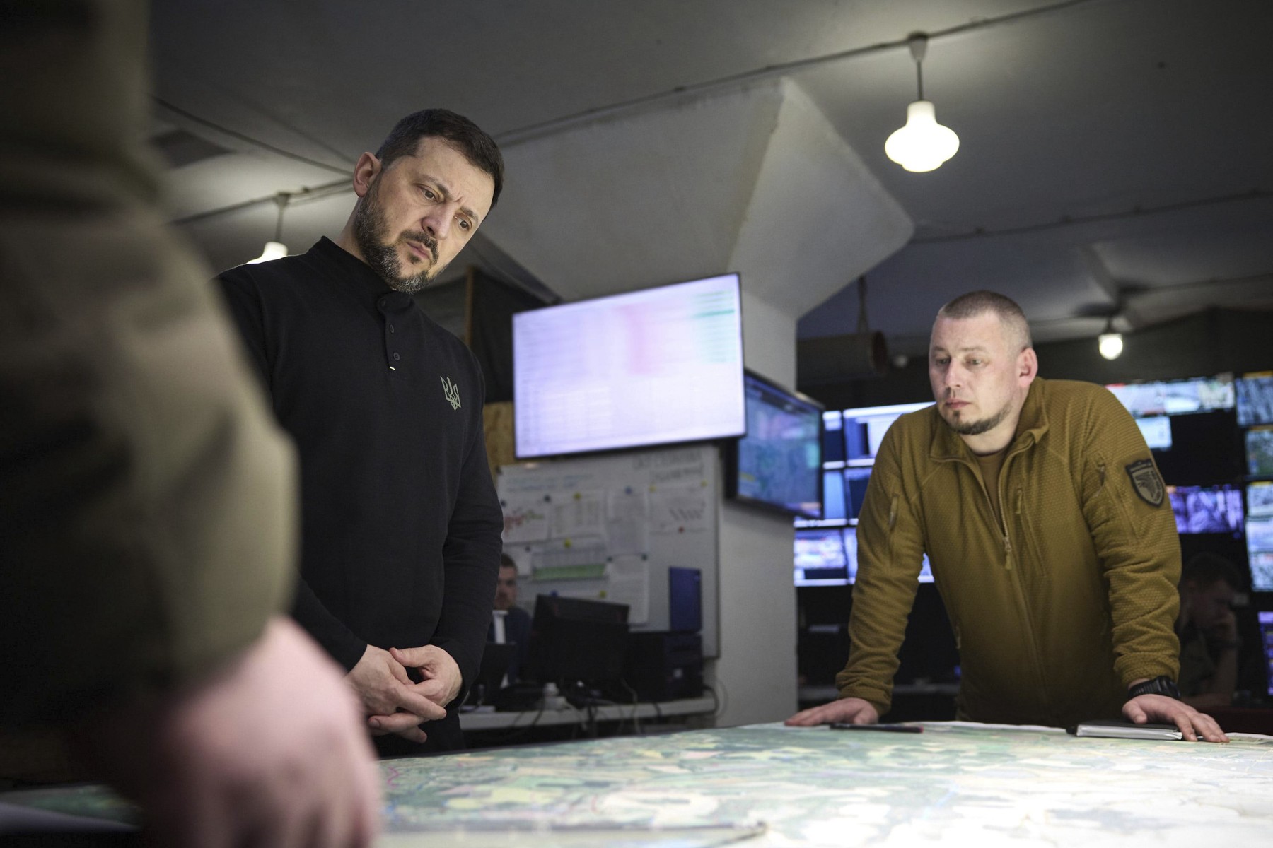 Hărți militare detaliate cu planurile ofensivelor ruse în războiul Ucraina pentru regiunile Donețk și Luhansk, evidențiind direcțiile de avans. | sursa foto: HotNews Hărți militare detaliate cu planurile ofensivelor ruse în războiul Ucraina pentru regiunile Donețk și Luhansk, evidențiind direcțiile de avans. | sursa foto: HotNews