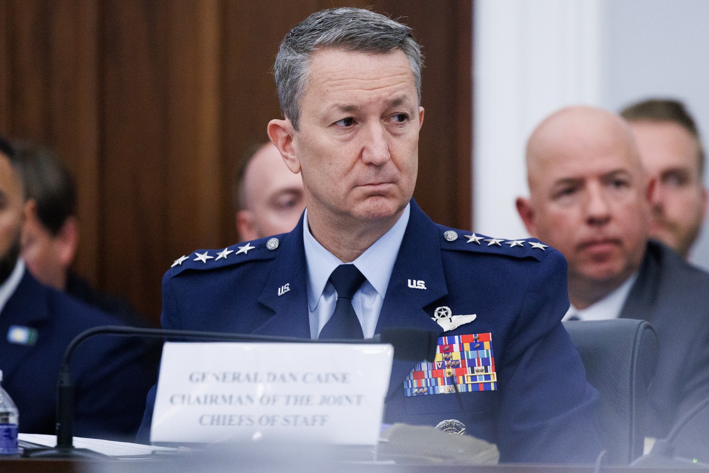 General Dan Caine discutând strategii militare cu consilieri în contextul războiului Iran SUA și riscului de escaladare militară. | sursa foto: HotNews General Dan Caine discutând strategii militare cu consilieri în contextul războiului Iran SUA și riscului de escaladare militară. | sursa foto: HotNews