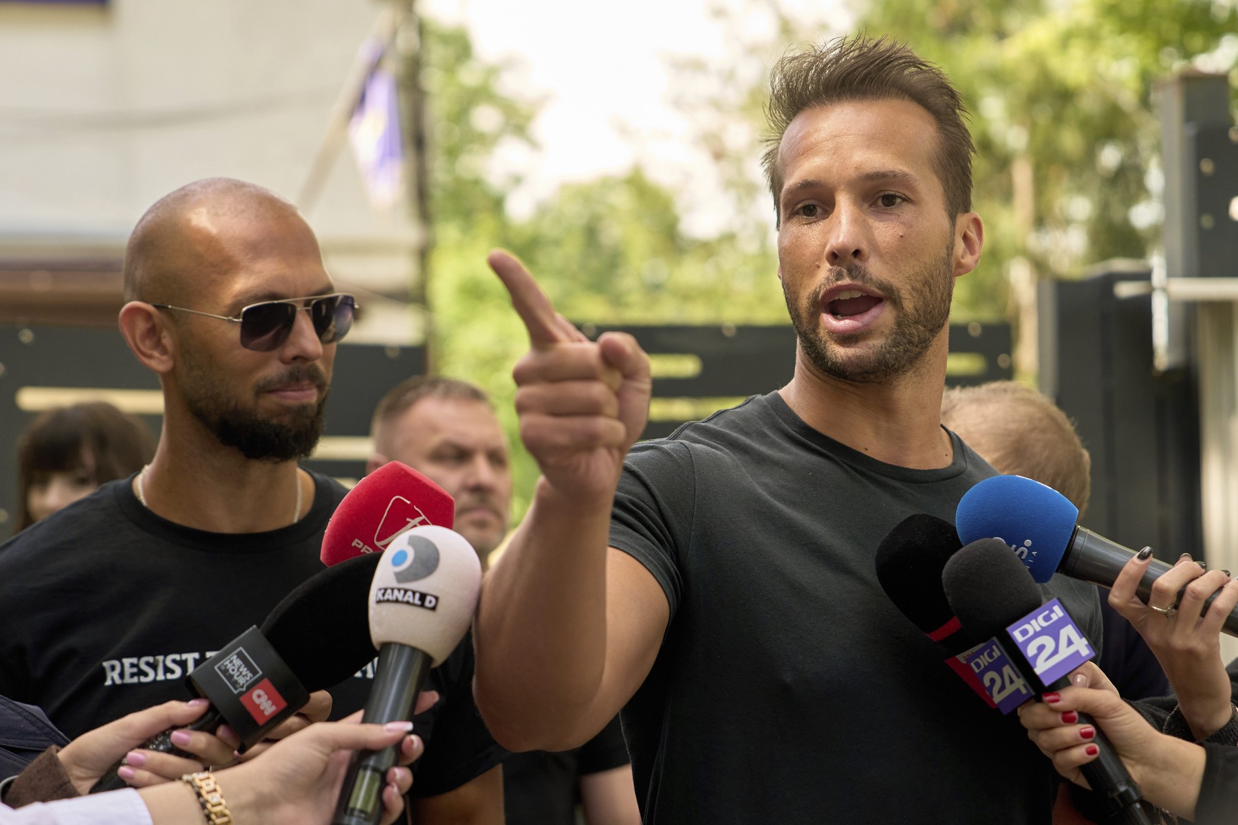 Documente judiciare din dosarul Tate afișate pe un ecran, evidențiind nume de victime și martori în contextul traficului de persoane și protecția victimelor. | sursa foto: HotNews Documente judiciare din dosarul Tate afișate pe un ecran, evidențiind nume de victime și martori în contextul traficului de persoane și protecția victimelor. | sursa foto: HotNews