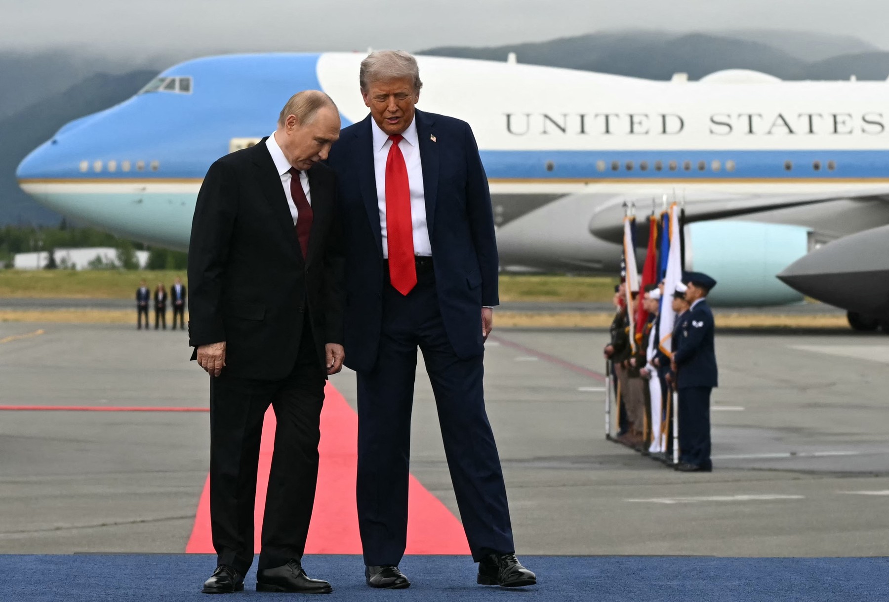 Vladimir Putin și Donald Trump în convorbire telefonică înaintea summitului NATO de la Ankara despre războiul Ucraina și negocieri diplomatice. | sursa foto: HotNews Vladimir Putin și Donald Trump în convorbire telefonică înaintea summitului NATO de la Ankara despre războiul Ucraina și negocieri diplomatice. | sursa foto: HotNews