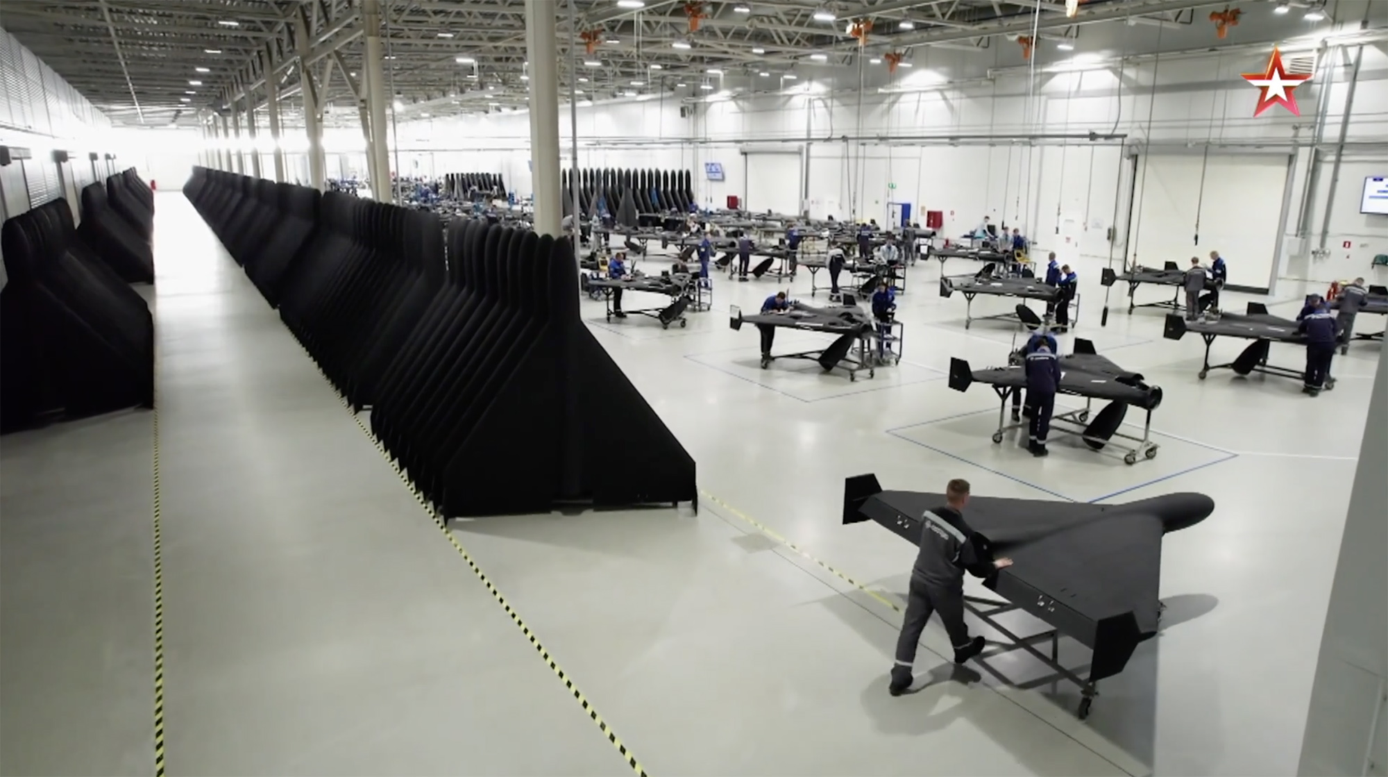 Muncitori nord-coreeni în fabrică din Rusia asamblează drone sub control strict, reflectând salarii muncitori nord-coreeni și sancțiuni internaționale Rusia. | sursa foto: HotNews Muncitori nord-coreeni în fabrică din Rusia asamblează drone sub control strict, reflectând salarii muncitori nord-coreeni și sancțiuni internaționale Rusia. | sursa foto: HotNews