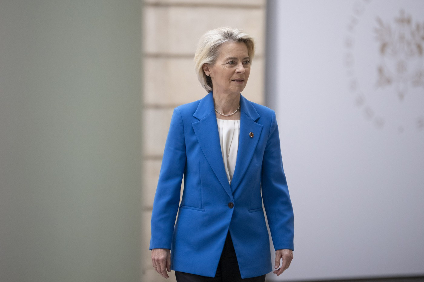 Ursula von der Leyen întâmpinată la gara din Kiev în timpul vizitei pentru sprijin financiar Ucraina și sancțiuni UE Rusia. | sursa foto: HotNews Ursula von der Leyen întâmpinată la gara din Kiev în timpul vizitei pentru sprijin financiar Ucraina și sancțiuni UE Rusia. | sursa foto: HotNews