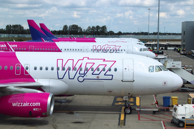 Avion Wizz Air pe pistă în aeroport, simbolizând suspendarea zboruri Israel și măsuri pentru siguranța aviației în contextul actual | sursa foto: HotNews Avion Wizz Air pe pistă în aeroport, simbolizând suspendarea zboruri Israel și măsuri pentru siguranța aviației în contextul actual | sursa foto: HotNews
