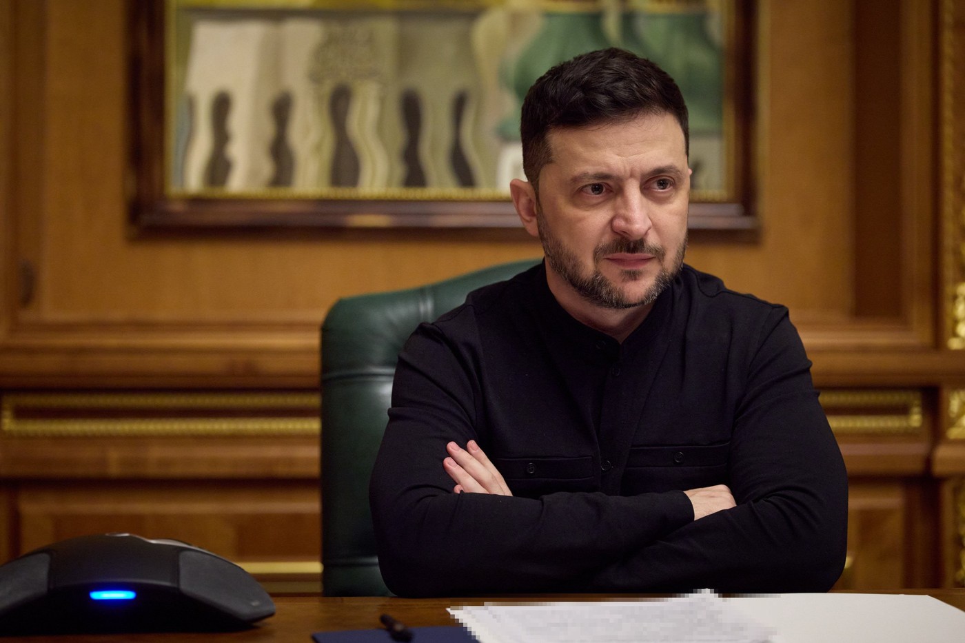 Volodimir Zelenski în timpul unui discurs oficial despre acordul de pace Ucraina și garanțiile de securitate esențiale pentru încheierea războiului Ucraina. | sursa foto: HotNews Volodimir Zelenski în timpul unui discurs oficial despre acordul de pace Ucraina și garanțiile de securitate esențiale pentru încheierea războiului Ucraina. | sursa foto: HotNews