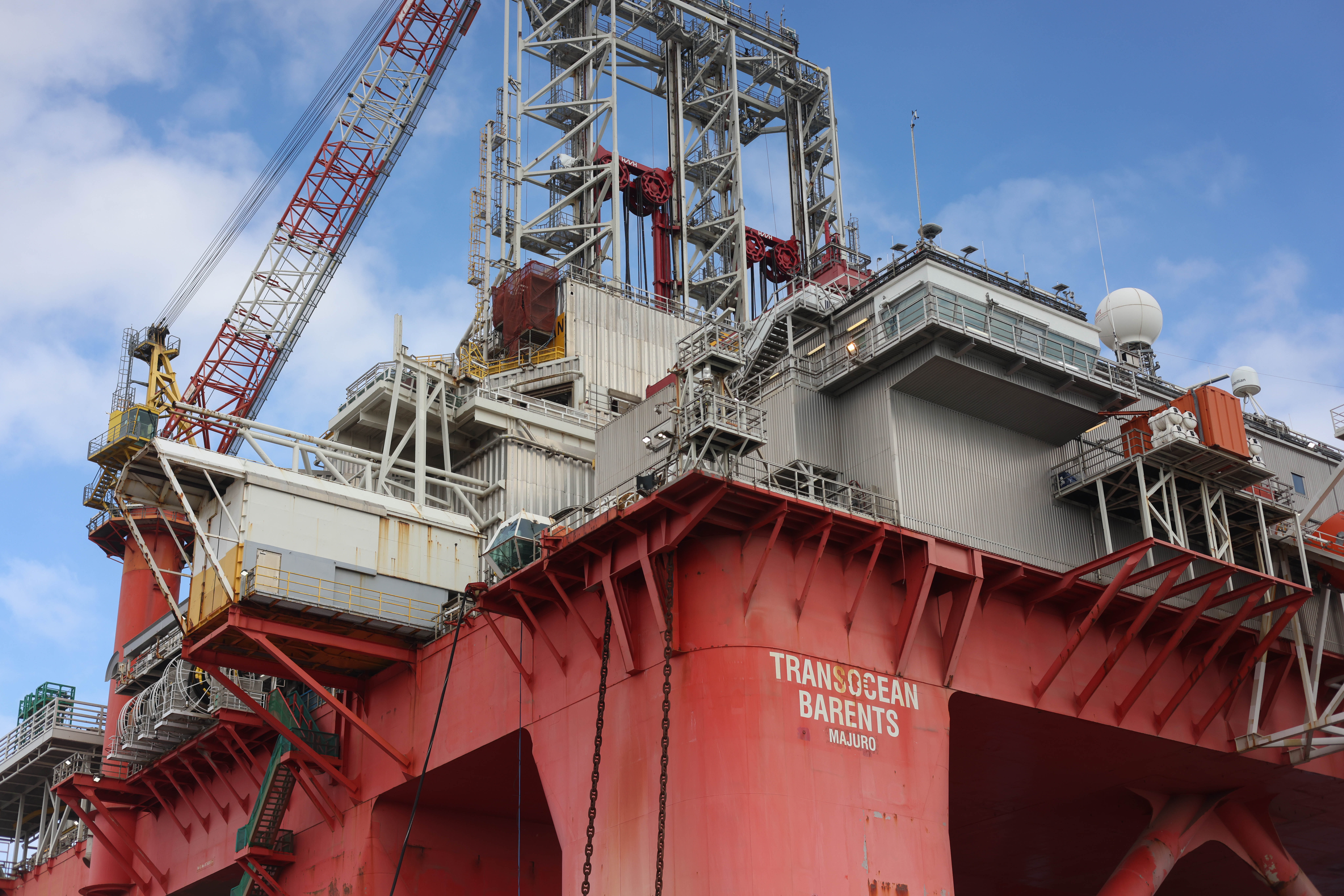 Echipamente radar și drone monitorizând platforma offshore Neptun Deep pentru securitate Marea Neagră și capacități detectare offshore avansate. | sursa foto: HotNews Echipamente radar și drone monitorizând platforma offshore Neptun Deep pentru securitate Marea Neagră și capacități detectare offshore avansate. | sursa foto: HotNews