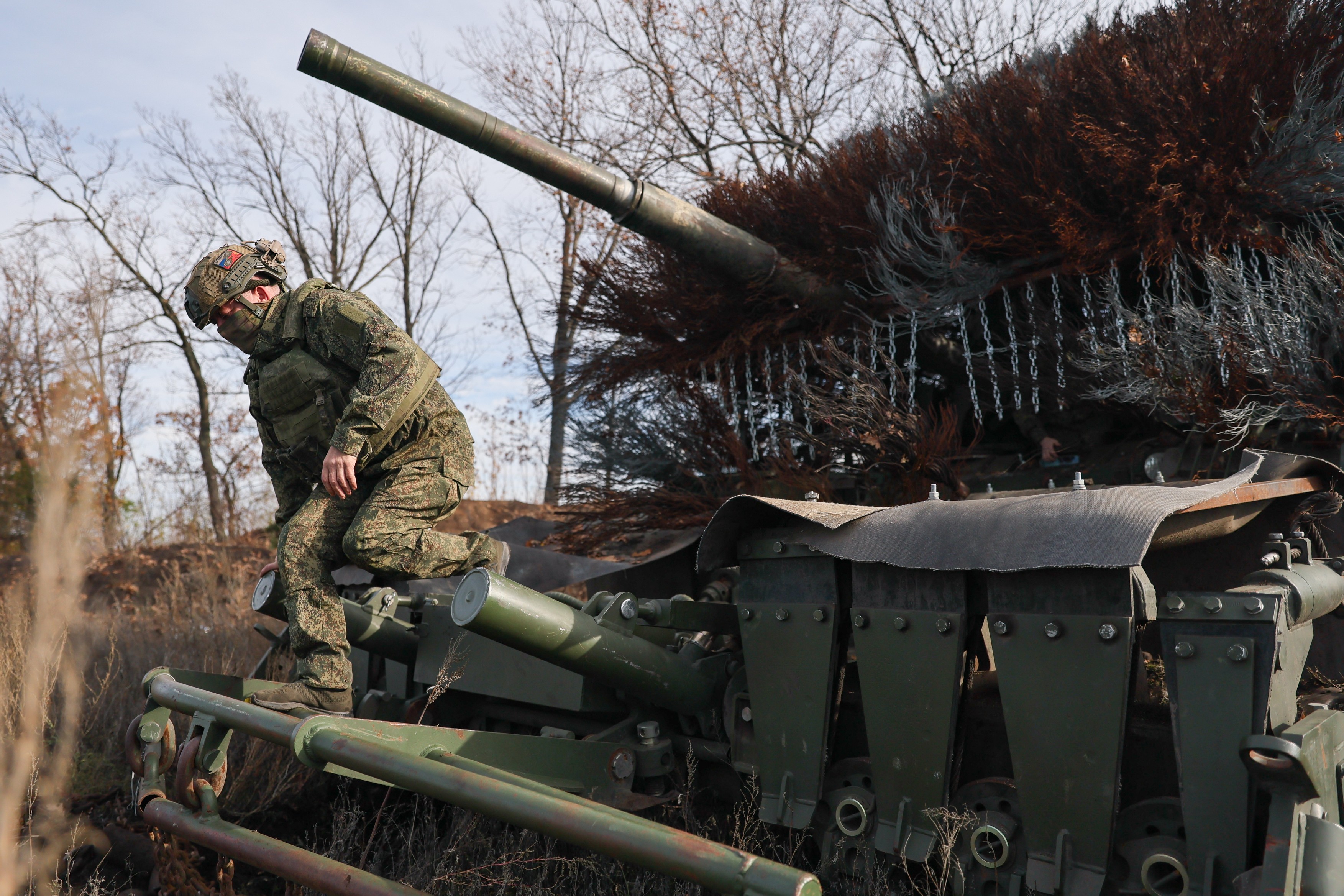 Soldați ruși în echipament militar avansat, pregătiți pentru recrutare armată Rusia în contextul războiului Rusia Ucraina și bugetului militar Rusia crescut. | sursa foto: HotNews Soldați ruși în echipament militar avansat, pregătiți pentru recrutare armată Rusia în contextul războiului Rusia Ucraina și bugetului militar Rusia crescut. | sursa foto: HotNews