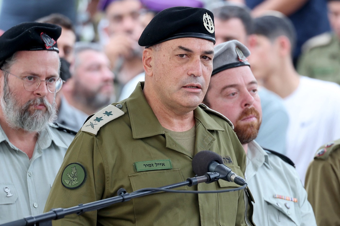 Generalul-locotenent Eyal Zamir al armatei israeliene inspectând trupele lângă cetatea Beaufort în sudul Libanului, în contextul încetării focului cu Hezbollah Liban. | sursa foto: HotNews Generalul-locotenent Eyal Zamir al armatei israeliene inspectând trupele lângă cetatea Beaufort în sudul Libanului, în contextul încetării focului cu Hezbollah Liban. | sursa foto: HotNews