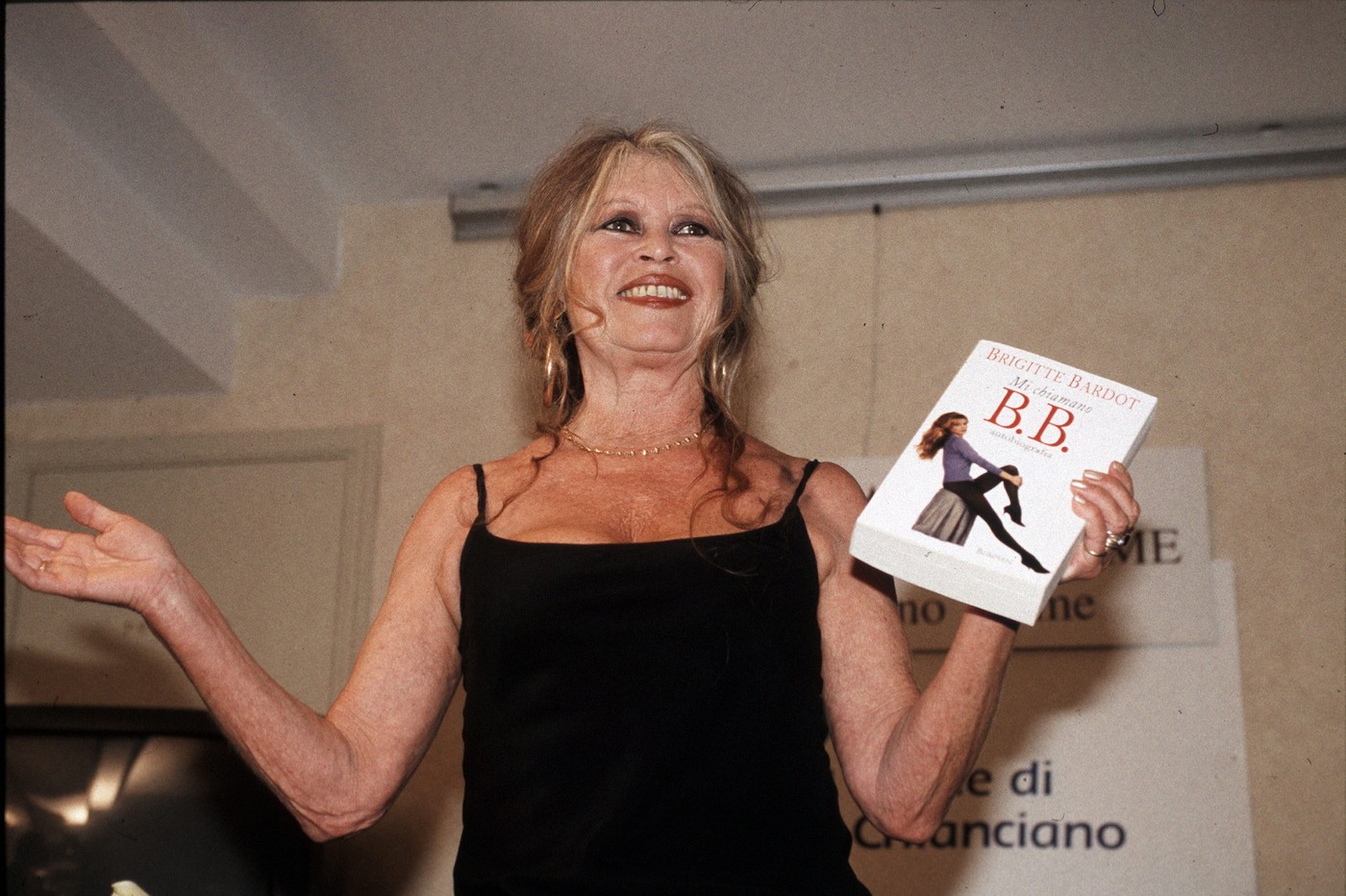 Brigitte Bardot în tinerețe, portret alb-negru, simbol al activismului pentru drepturile animalelor și susținătoare Frontul Național. | sursa foto: HotNews Brigitte Bardot în tinerețe, portret alb-negru, simbol al activismului pentru drepturile animalelor și susținătoare Frontul Național. | sursa foto: HotNews