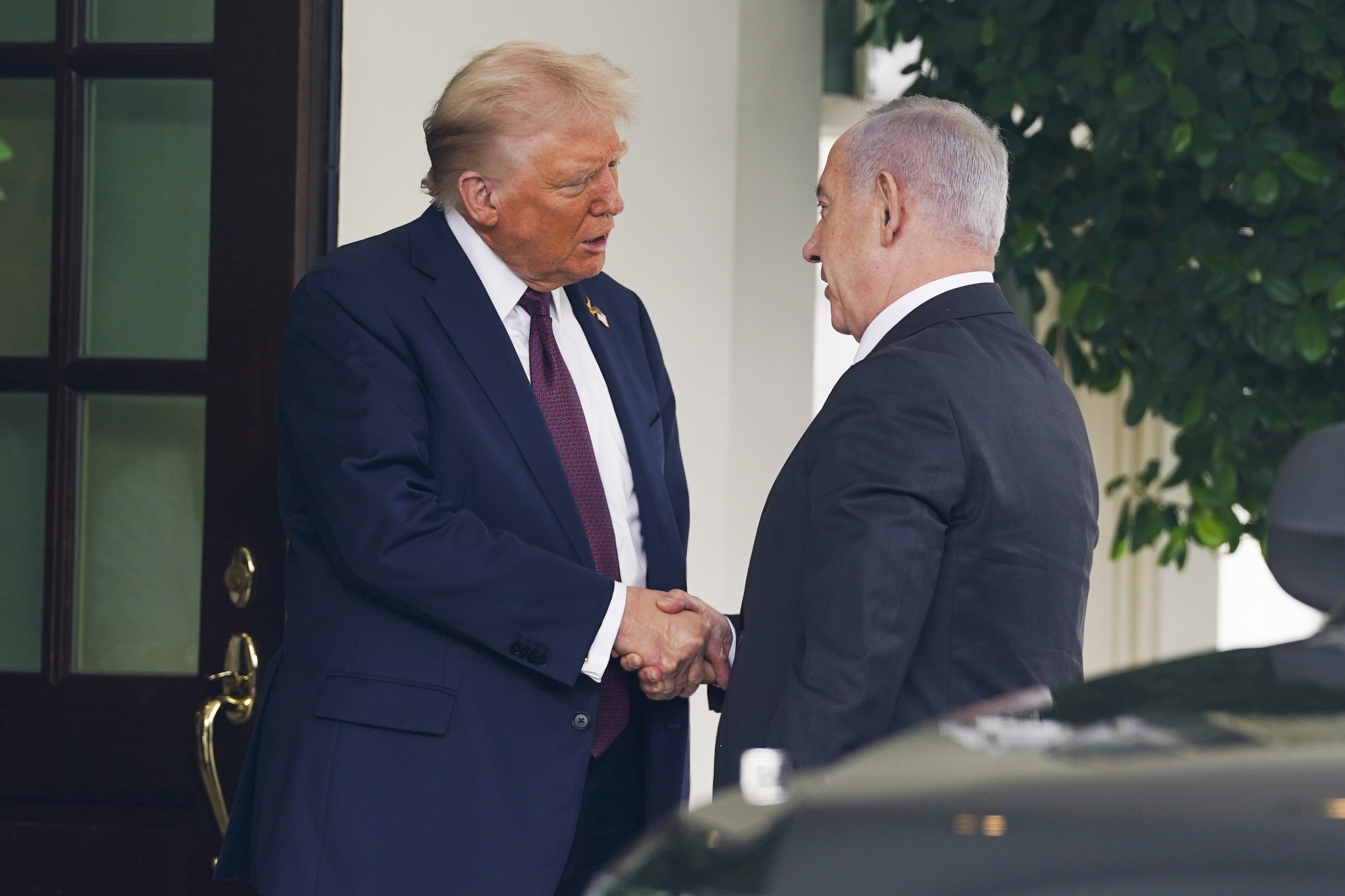 Donald Trump și Benjamin Netanyahu discutând la Mar-a-Lago despre armistițiul din Gaza și ofensivele Israelului împotriva Hezbollah în 2024 | sursa foto: HotNews Donald Trump și Benjamin Netanyahu discutând la Mar-a-Lago despre armistițiul din Gaza și ofensivele Israelului împotriva Hezbollah în 2024 | sursa foto: HotNews
