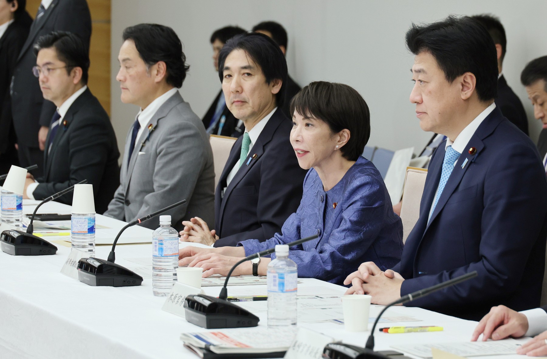 Deputate japoneze discutând în holul Parlamentului, evidențiind problema toalete femei parlament insuficiente în contextul feminizării parlamentului Japonia și reprezentării femei guvern. | sursa foto: HotNews Deputate japoneze discutând în holul Parlamentului, evidențiind problema toalete femei parlament insuficiente în contextul feminizării parlamentului Japonia și reprezentării femei guvern. | sursa foto: HotNews