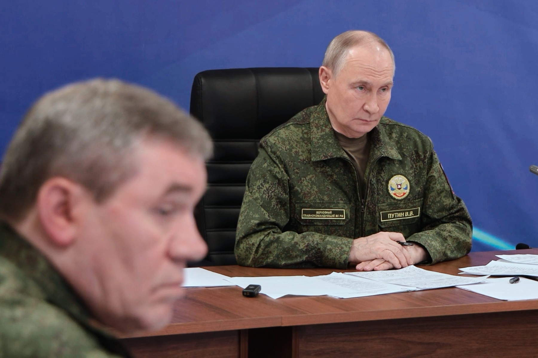 Generalul rus inspectând trupele în nord-estul Ucrainei, în contextul extinderii zonei tampon și ofensivei Zaporojie în război Ucraina Rusia. | sursa foto: HotNews Generalul rus inspectând trupele în nord-estul Ucrainei, în contextul extinderii zonei tampon și ofensivei Zaporojie în război Ucraina Rusia. | sursa foto: HotNews