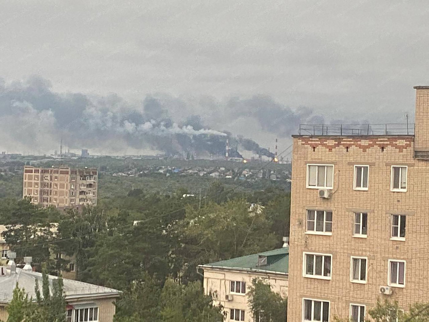 Drone militare și rachete croazieră Storm Shadow atacând rafinăria rusă de la Sîzran în operațiune militară ucraineană nocturnă. | sursa foto: HotNews Drone militare și rachete croazieră Storm Shadow atacând rafinăria rusă de la Sîzran în operațiune militară ucraineană nocturnă. | sursa foto: HotNews