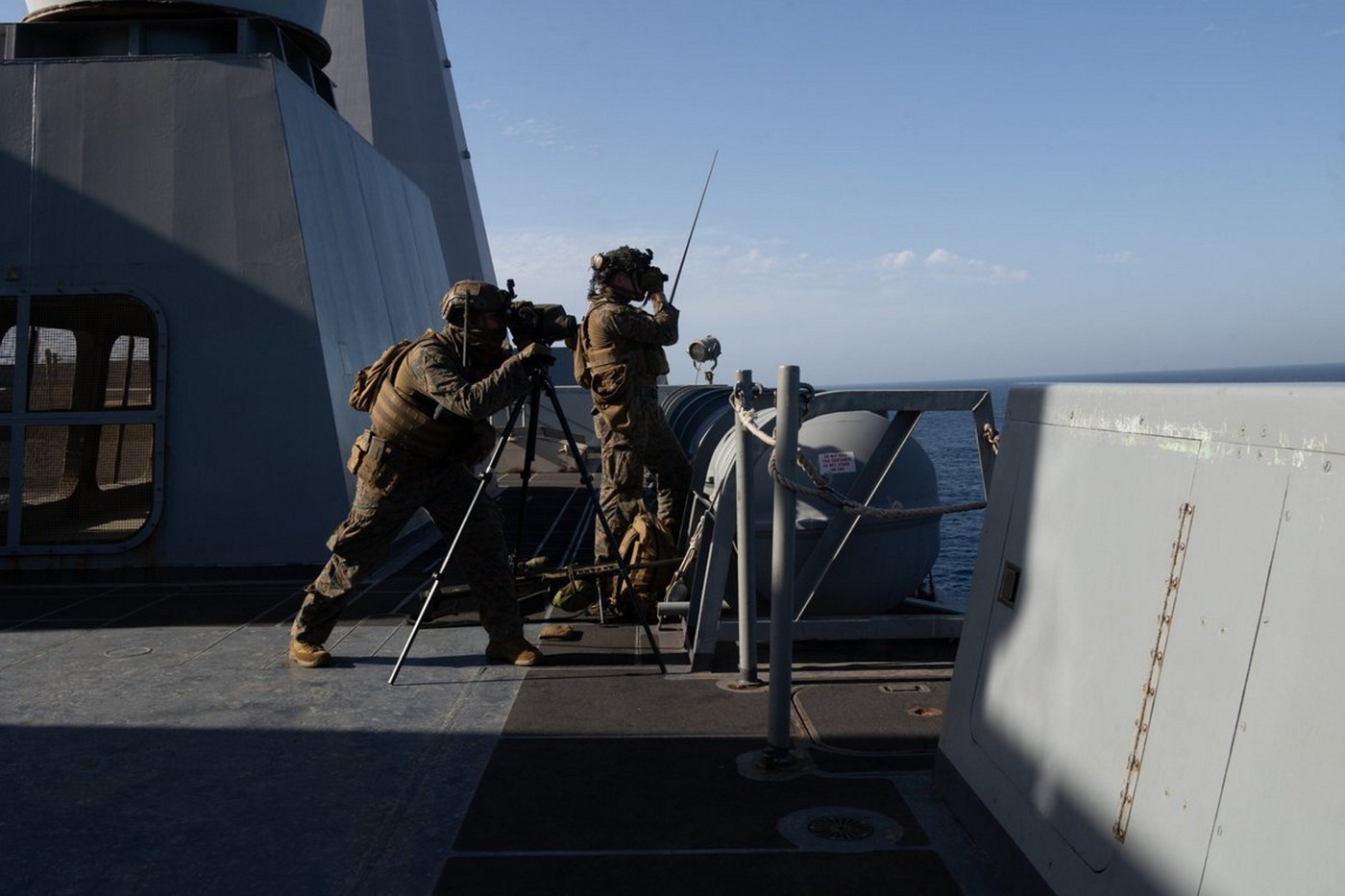 Nave militare iraniene patrulează Strâmtoarea Ormuz în timpul blocadei impuse după atacuri asupra navelor comerciale din zonă. | sursa foto: HotNews Nave militare iraniene patrulează Strâmtoarea Ormuz în timpul blocadei impuse după atacuri asupra navelor comerciale din zonă. | sursa foto: HotNews