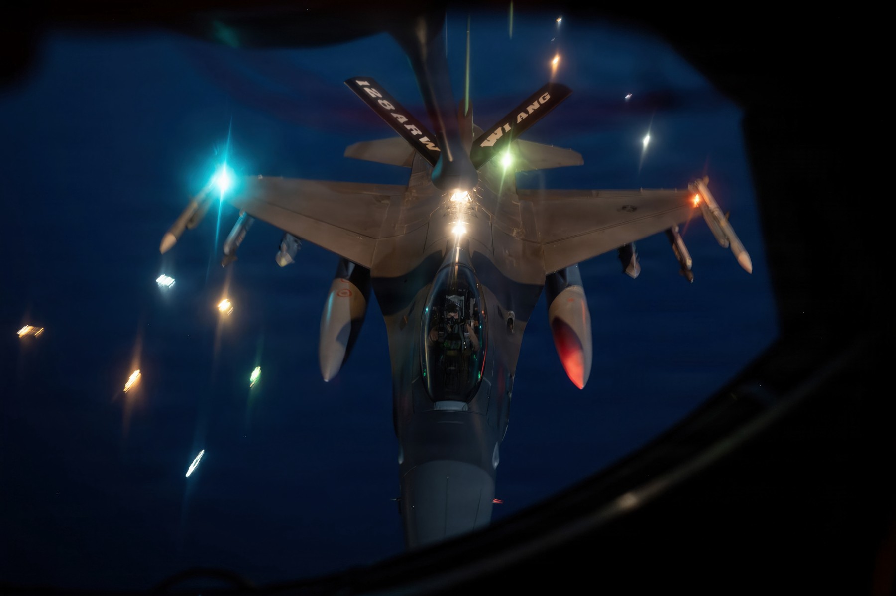 Distrugător american în Strâmtoarea Ormuz în timpul ripostei militare SUA după atac Iran nave americane cu rachete și drone. | sursa foto: HotNews Distrugător american în Strâmtoarea Ormuz în timpul ripostei militare SUA după atac Iran nave americane cu rachete și drone. | sursa foto: HotNews