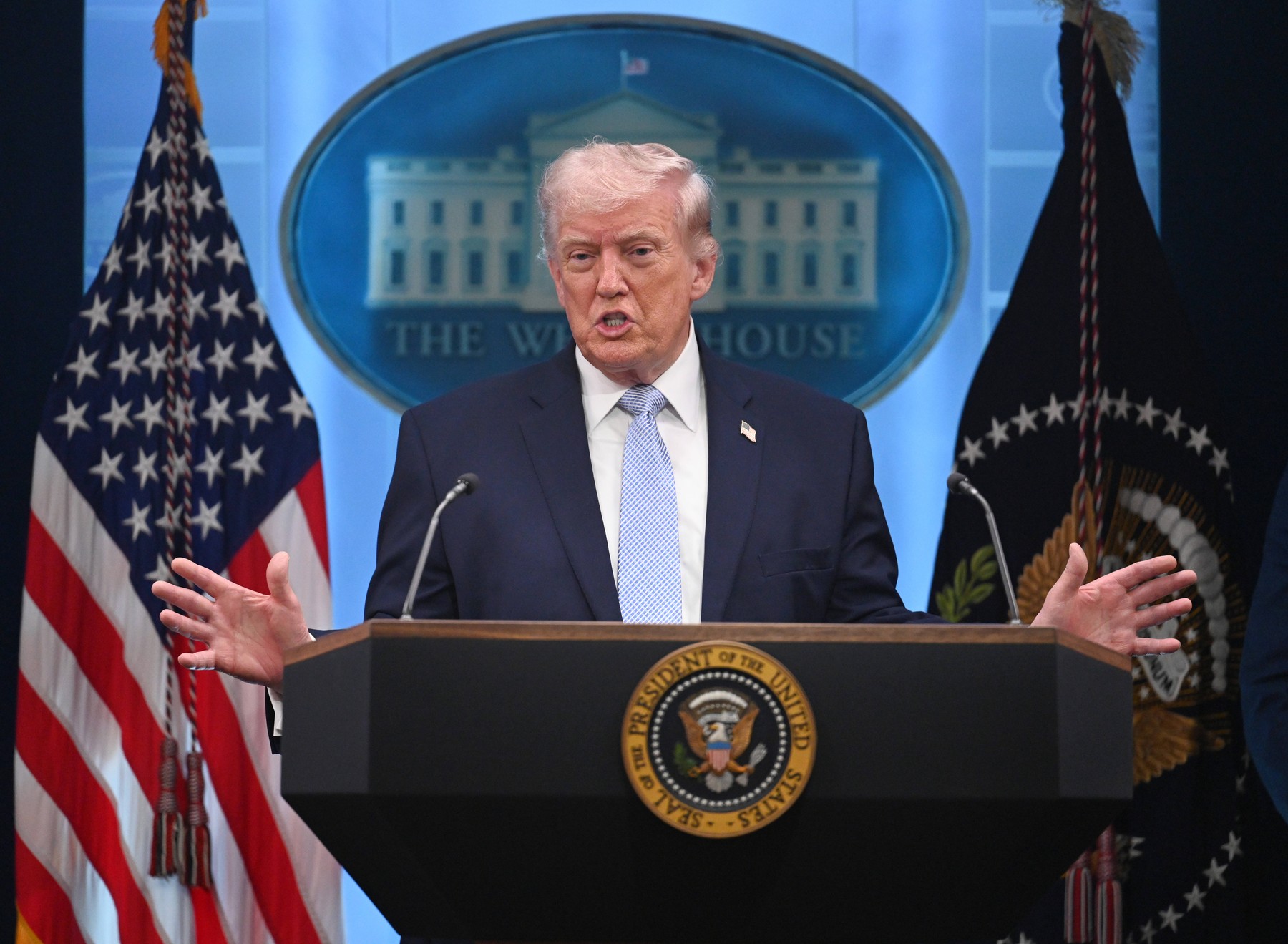 Jurnaliști protestând în fața Casei Albe după interdicția presei CNN, MS NOW și Politico, invocând Primul Amendament și criticând Donald Trump știri false. | sursa foto: HotNews Jurnaliști protestând în fața Casei Albe după interdicția presei CNN, MS NOW și Politico, invocând Primul Amendament și criticând Donald Trump știri false. | sursa foto: HotNews