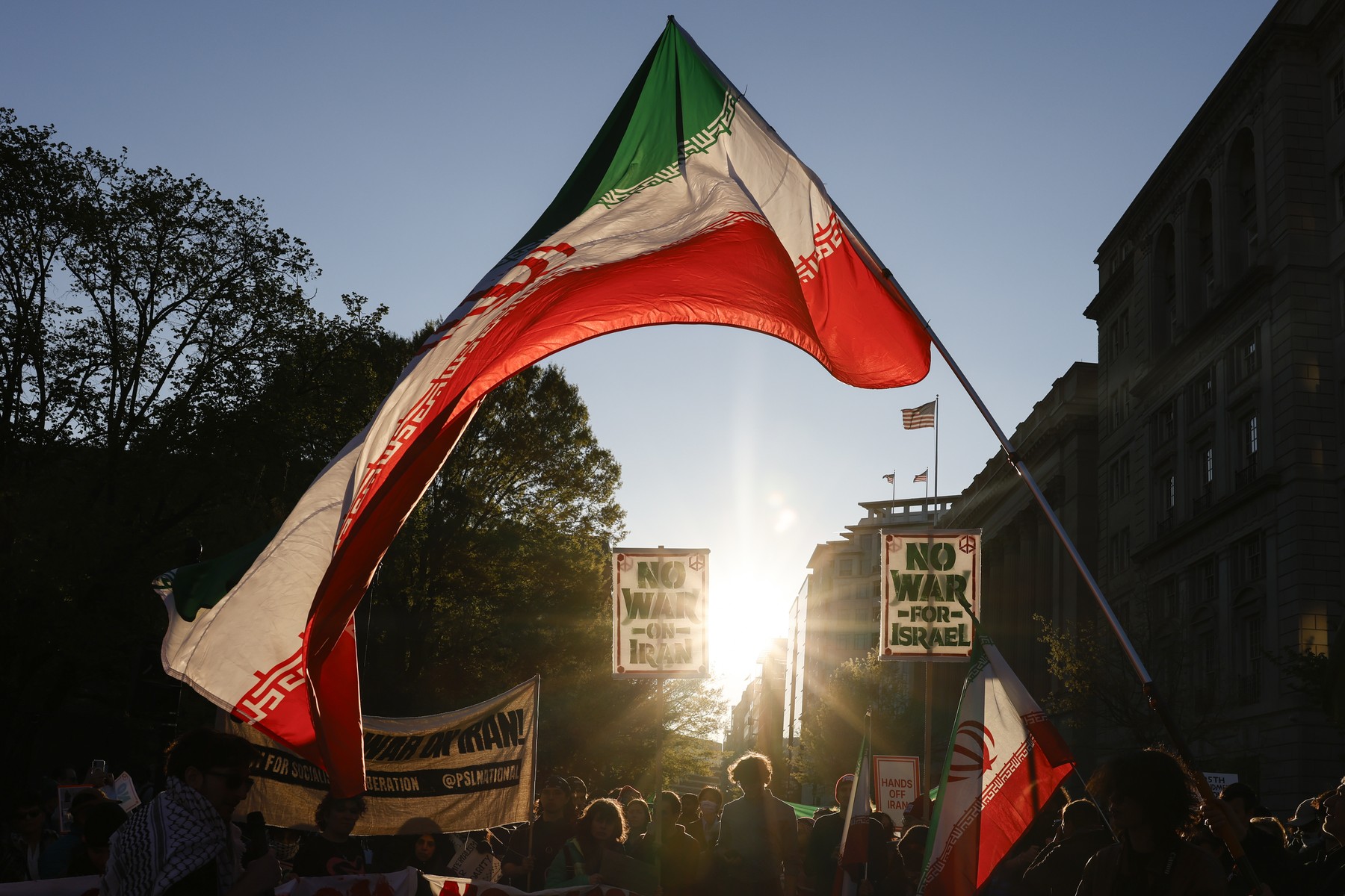 Mareșalul Asim Munir discutând cu oficiali iranieni în Teheran în timpul negocierilor SUA Iran pentru armistițiu nuclear mediat de Pakistan. | sursa foto: HotNews Mareșalul Asim Munir discutând cu oficiali iranieni în Teheran în timpul negocierilor SUA Iran pentru armistițiu nuclear mediat de Pakistan. | sursa foto: HotNews