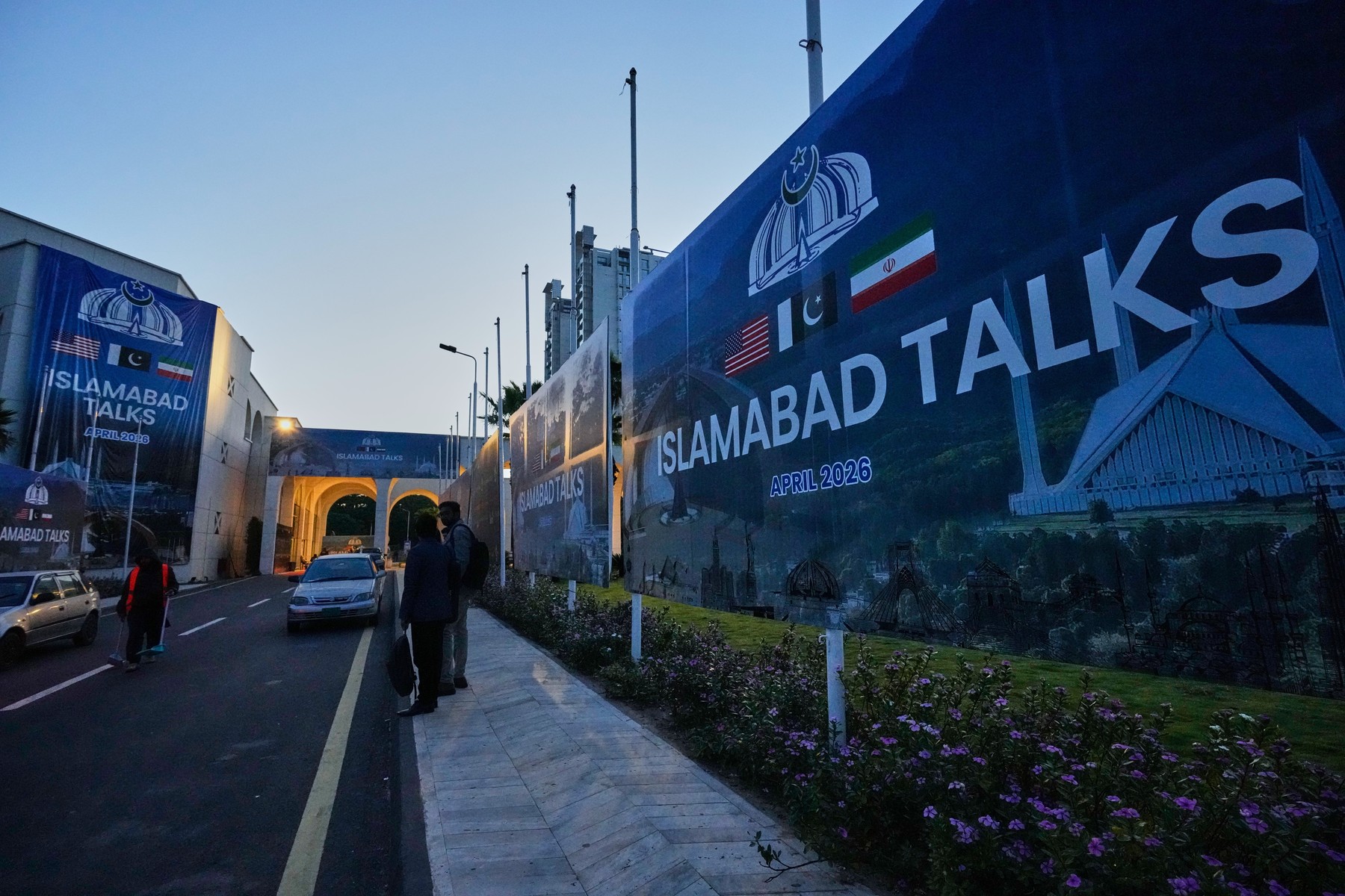 Abbas Araqchi în discuții oficiale la Islamabad cu oficiali pakistanezi în contextul negocierilor SUA Iran și tensiunilor din Strâmtoarea Hormuz | sursa foto: HotNews Abbas Araqchi în discuții oficiale la Islamabad cu oficiali pakistanezi în contextul negocierilor SUA Iran și tensiunilor din Strâmtoarea Hormuz | sursa foto: HotNews