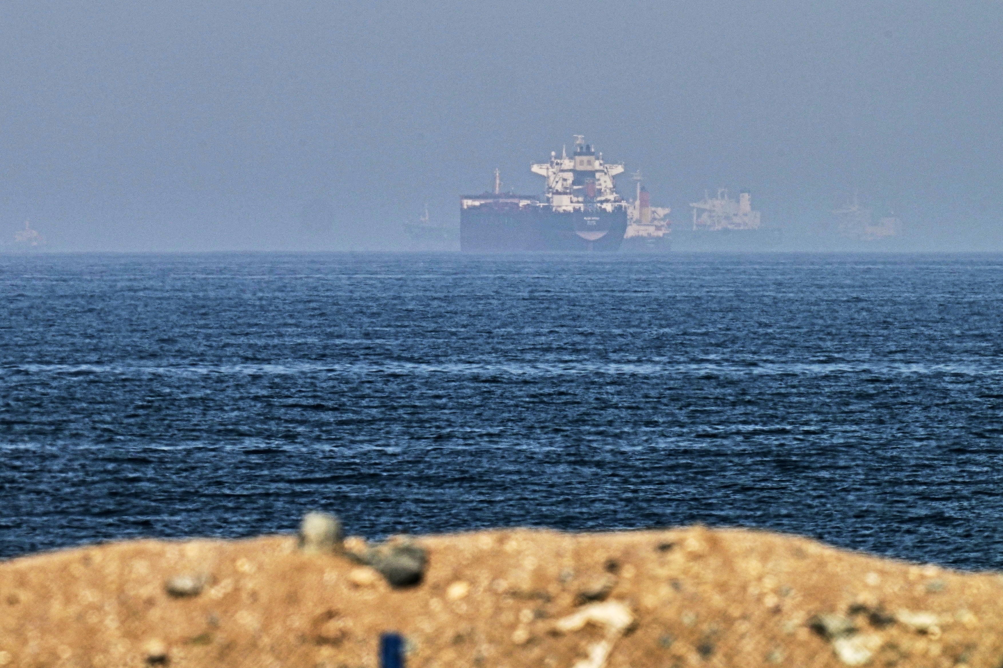 Nava Al Kharaitiyat transportând gaz natural lichefiat traversează strâmtoarea Ormuz în contextul sancțiunilor Iran și tensiunilor regionale. | sursa foto: HotNews Nava Al Kharaitiyat transportând gaz natural lichefiat traversează strâmtoarea Ormuz în contextul sancțiunilor Iran și tensiunilor regionale. | sursa foto: HotNews
