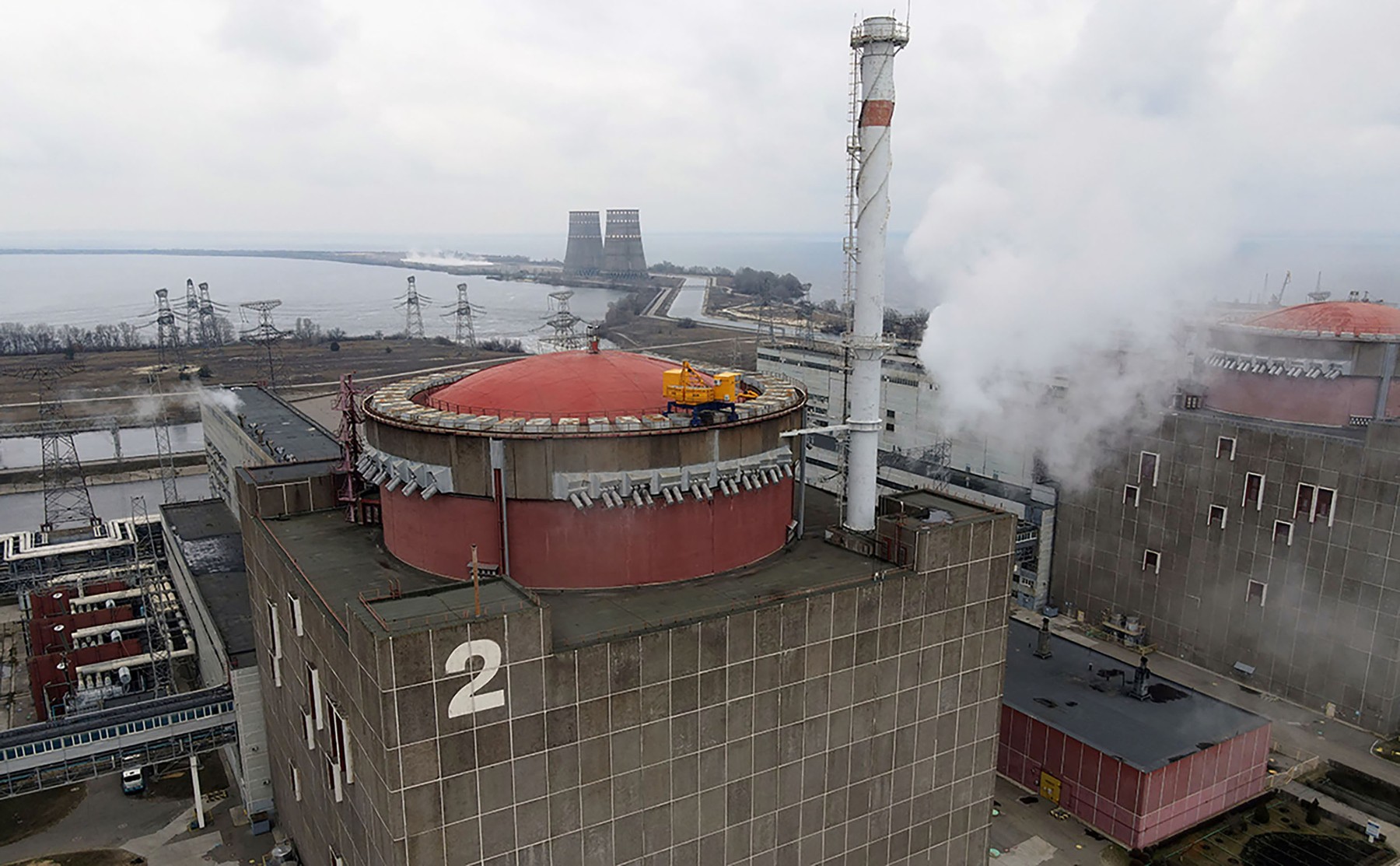 Tehnicieni în echipament de protecție reparând linia electrică de 750 kV lângă centrala nucleară Zaporojie în armistițiu Zaporojie Ucraina | sursa foto: HotNews Tehnicieni în echipament de protecție reparând linia electrică de 750 kV lângă centrala nucleară Zaporojie în armistițiu Zaporojie Ucraina | sursa foto: HotNews