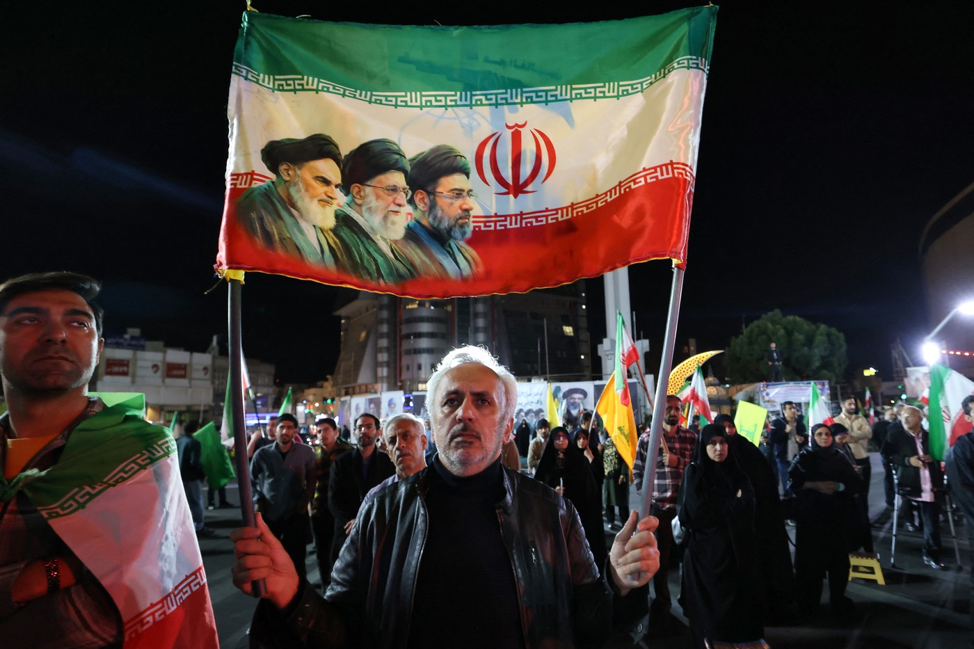 Harta regiunii Golfului cu marcaje pentru atac Iran bazele americane și Strâmtoarea Ormuz, indicând creșterea preț petrol Brent după tensiuni. | sursa foto: HotNews Harta regiunii Golfului cu marcaje pentru atac Iran bazele americane și Strâmtoarea Ormuz, indicând creșterea preț petrol Brent după tensiuni. | sursa foto: HotNews