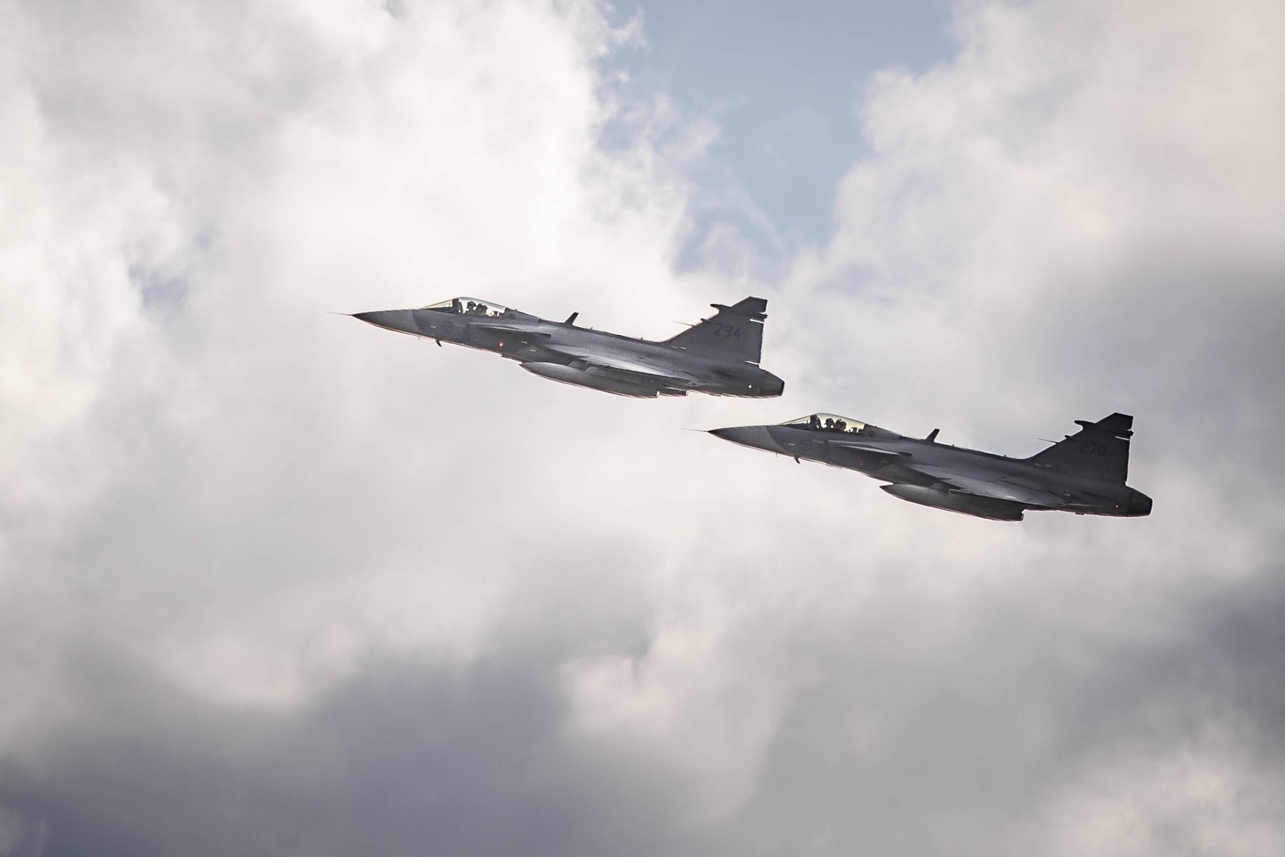 Două perechi de avioane de vânătoare JAS 39 Gripen în zbor pentru interceptarea aeronavelor rusești în spațiul aerian Suedia. | sursa foto: HotNews Două perechi de avioane de vânătoare JAS 39 Gripen în zbor pentru interceptarea aeronavelor rusești în spațiul aerian Suedia. | sursa foto: HotNews