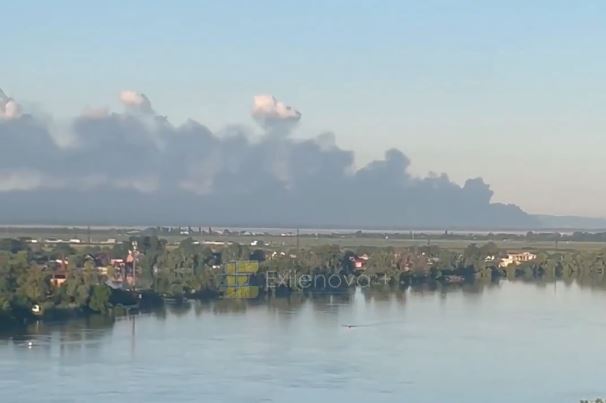 Nor gros de fum negru ridicându-se deasupra rafinăriei Ilsky după atacul cu drone ucrainene asupra infrastructurii energetice din Rusia | sursa foto: HotNews Nor gros de fum negru ridicându-se deasupra rafinăriei Ilsky după atacul cu drone ucrainene asupra infrastructurii energetice din Rusia | sursa foto: HotNews