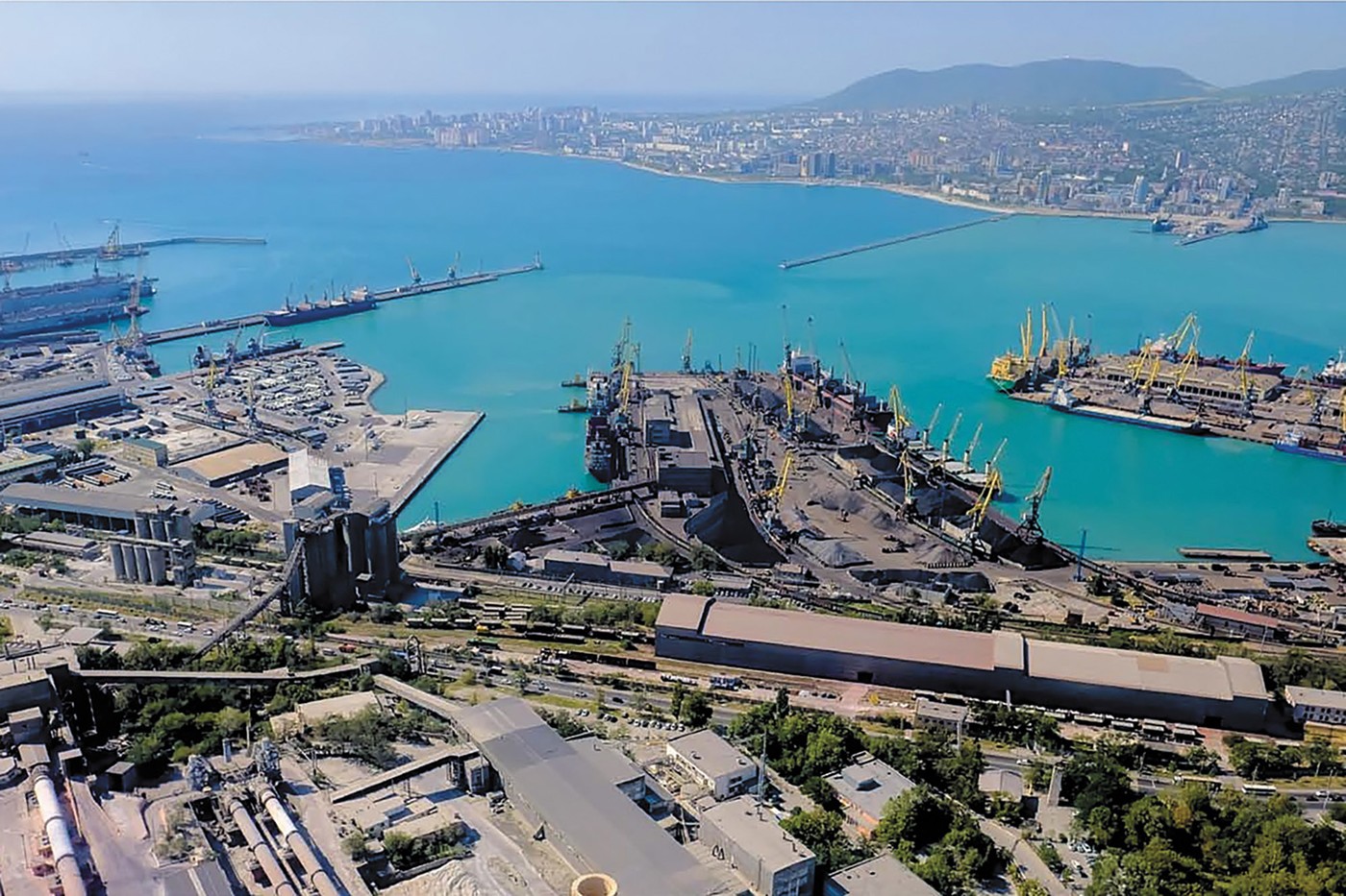 Drone ucrainene în zbor deasupra portului Novorossiysk, vizând petrolier cu petrol Kazahstan în contextul atacuri Ucraina. | sursa foto: HotNews Drone ucrainene în zbor deasupra portului Novorossiysk, vizând petrolier cu petrol Kazahstan în contextul atacuri Ucraina. | sursa foto: HotNews