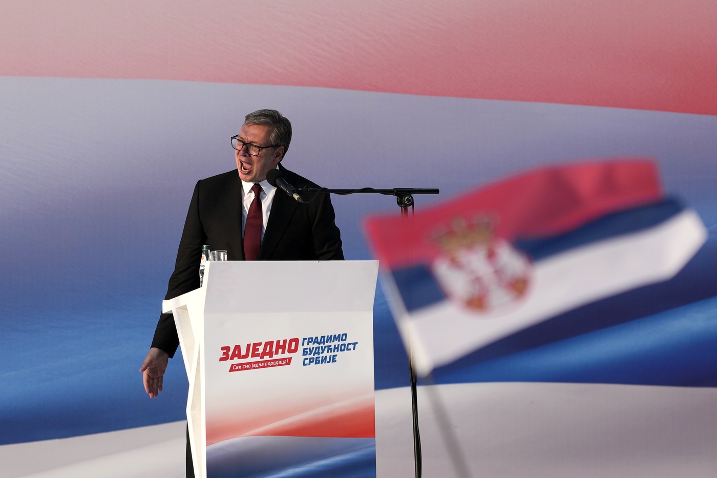 Aleksandar Vucic discursând în fața mulțimii în timpul anunțului alegerilor anticipate Serbia după protestele anticorupție din 2024 | sursa foto: HotNews Aleksandar Vucic discursând în fața mulțimii în timpul anunțului alegerilor anticipate Serbia după protestele anticorupție din 2024 | sursa foto: HotNews