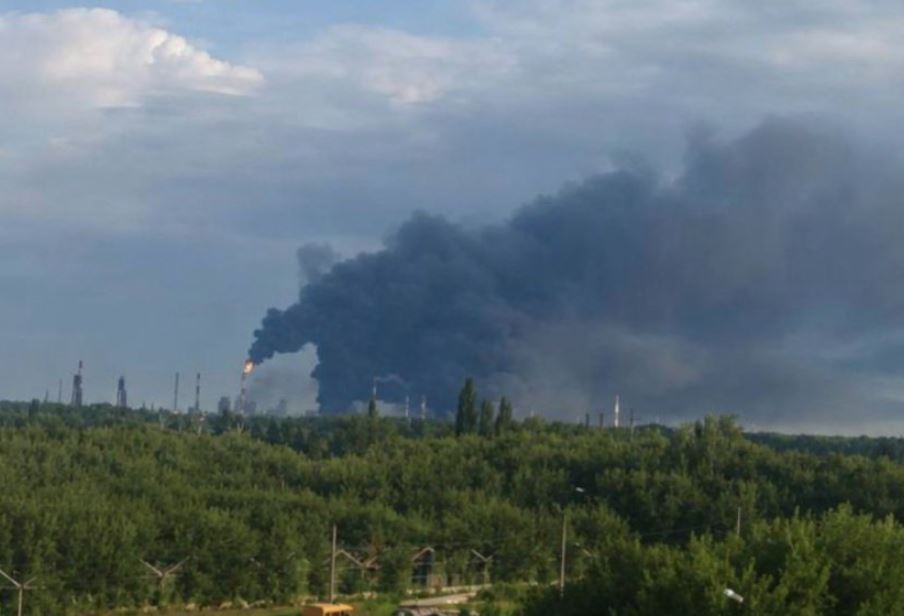 Coloane dense de fum negru ridicându-se deasupra rafinăriei Gazprom Neftekhim din Bașkortostan după atacuri drone Ucraina asupra sistemului energetic rusesc. | sursa foto: HotNews Coloane dense de fum negru ridicându-se deasupra rafinăriei Gazprom Neftekhim din Bașkortostan după atacuri drone Ucraina asupra sistemului energetic rusesc. | sursa foto: HotNews