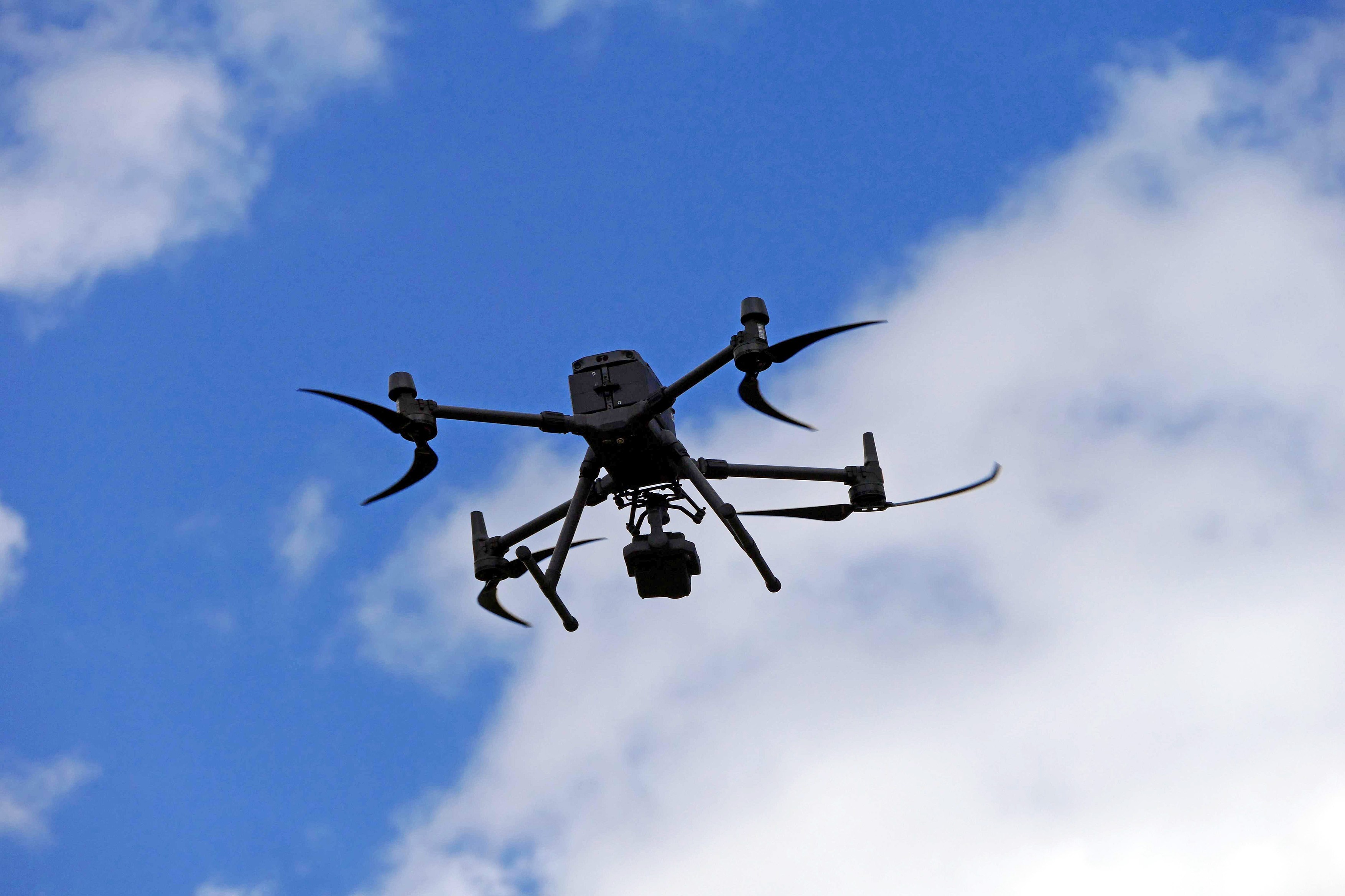 Drone FPV cu inteligență artificială și explozivi, transportate ascuns în remorci în operațiuni de contrabandă drone pentru atacuri în Ucraina. | sursa foto: HotNews Drone FPV cu inteligență artificială și explozivi, transportate ascuns în remorci în operațiuni de contrabandă drone pentru atacuri în Ucraina. | sursa foto: HotNews