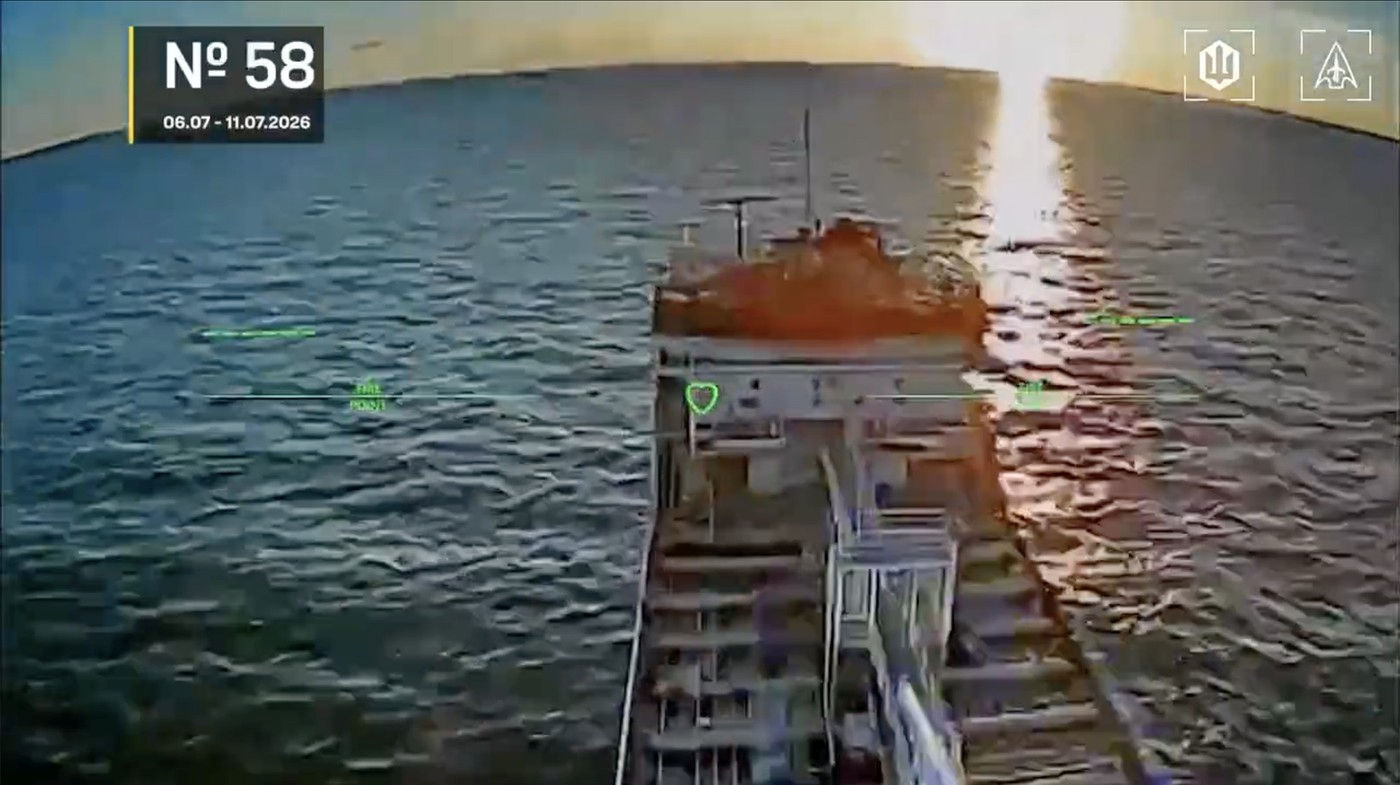 Drone ucrainene atacând nave din flota Rusiei în Marea Azov, evidențiind impactul asupra blocadei maritime Rusia și coridorului strategic. | sursa foto: HotNews Drone ucrainene atacând nave din flota Rusiei în Marea Azov, evidențiind impactul asupra blocadei maritime Rusia și coridorului strategic. | sursa foto: HotNews