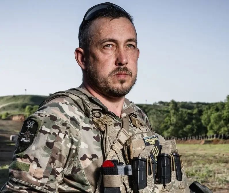 Soldați ai Brigăzii Mecanizate 155 în uniformă de luptă, în timpul anchetei armatei ucrainene pentru acuzații răpire omor la unitatea Anna de Kiev. | sursa foto: HotNews Soldați ai Brigăzii Mecanizate 155 în uniformă de luptă, în timpul anchetei armatei ucrainene pentru acuzații răpire omor la unitatea Anna de Kiev. | sursa foto: HotNews
