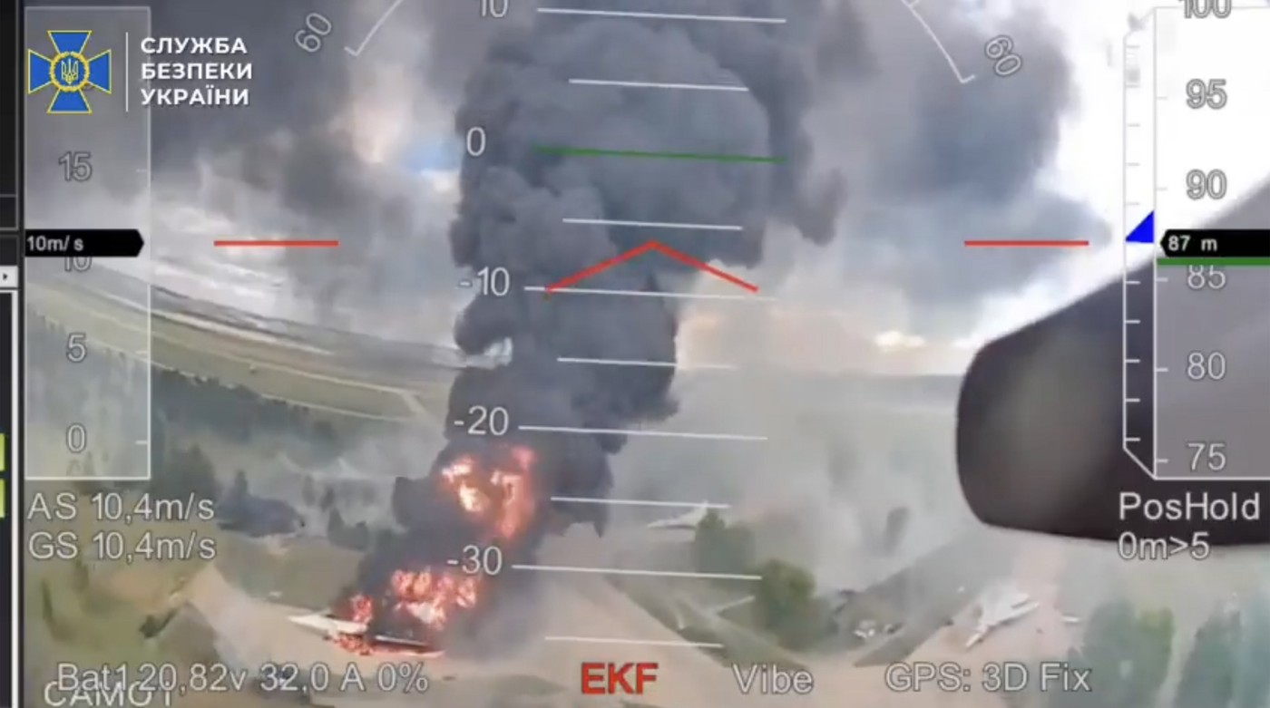 Drone militare ucrainene în zbor deasupra bazelor aeriene Rusia, vizând flota bombardiere rusești strategice în atac drone Ucraina recent. | sursa foto: HotNews Drone militare ucrainene în zbor deasupra bazelor aeriene Rusia, vizând flota bombardiere rusești strategice în atac drone Ucraina recent. | sursa foto: HotNews