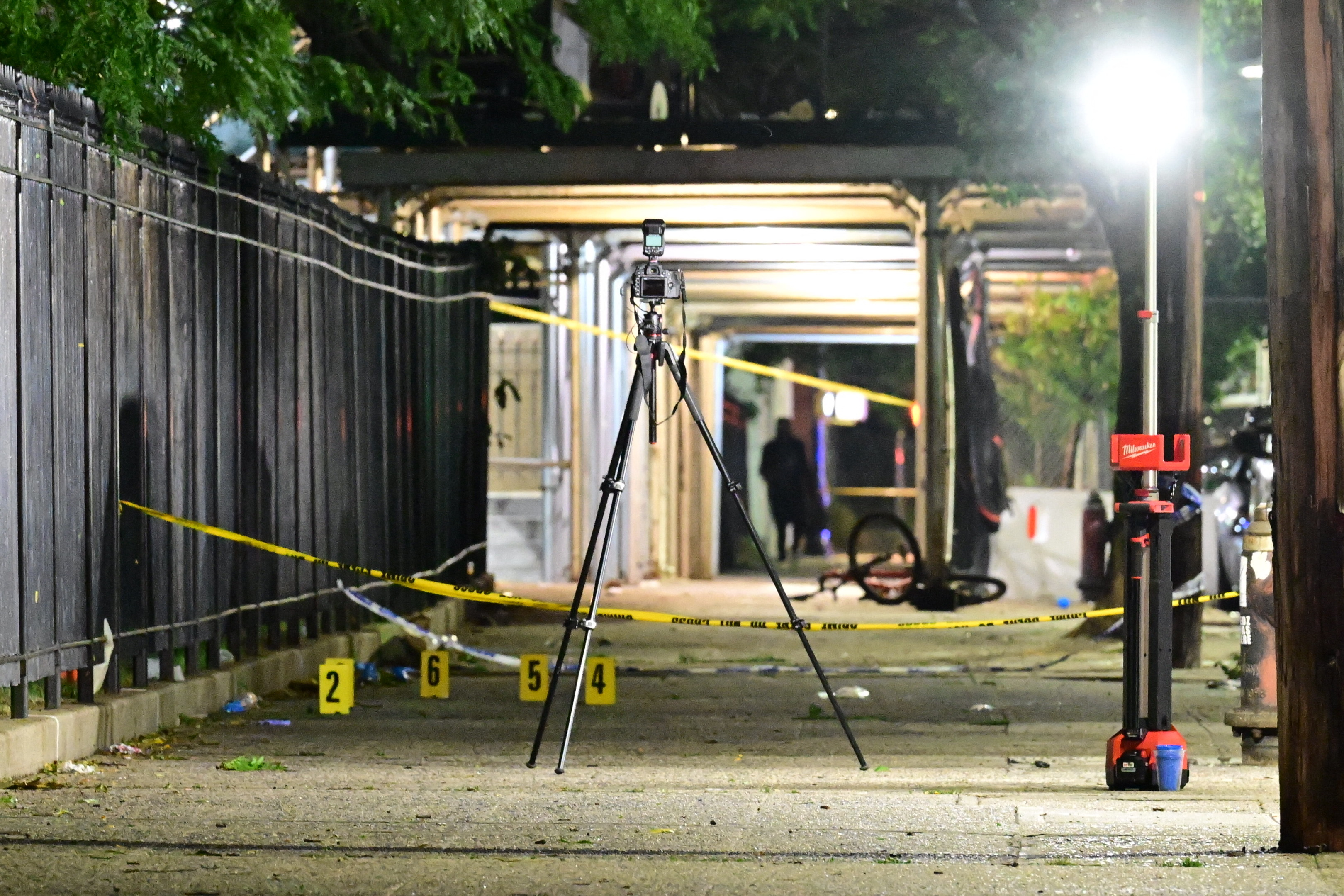 Polițiști New York intervind pe West 31st Street la locul atacului armat Coney Island cu victime împușcate, inclusiv copii răniți. | sursa foto: HotNews Polițiști New York intervind pe West 31st Street la locul atacului armat Coney Island cu victime împușcate, inclusiv copii răniți. | sursa foto: HotNews