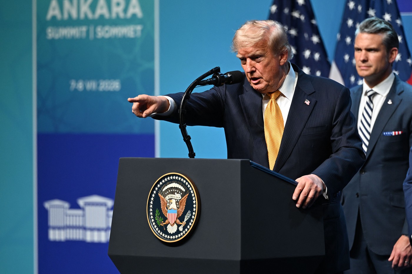 Petrolier avariat în Strâmtoarea Ormuz după atac petroliere, cu nave militare americane în apropiere în timpul blocadei navale. | sursa foto: HotNews Petrolier avariat în Strâmtoarea Ormuz după atac petroliere, cu nave militare americane în apropiere în timpul blocadei navale. | sursa foto: HotNews