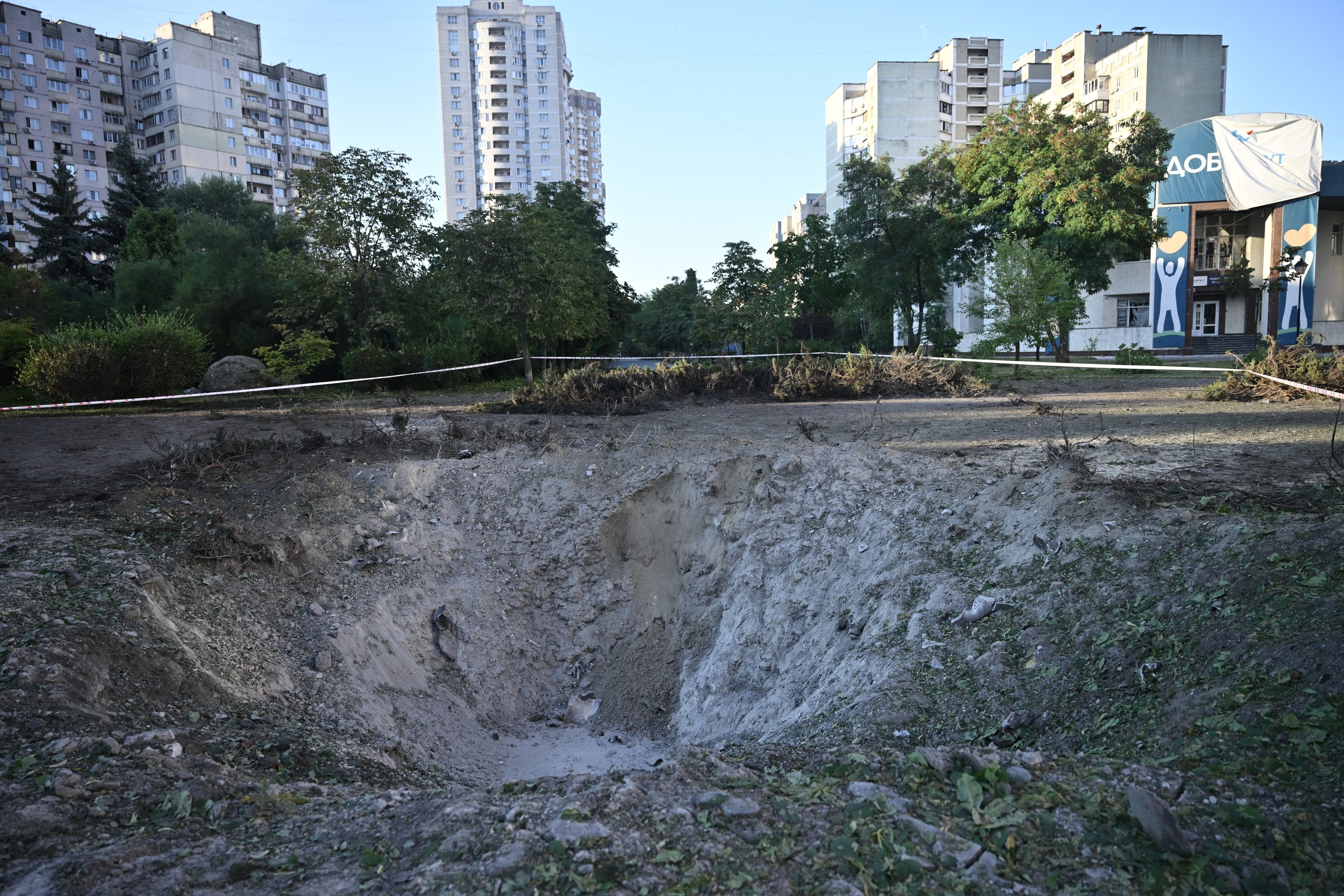 Explozie și fum dens în cartier rezidențial din Kiev după atac rachete balistice și drone atac rusești nocturne asupra capitalei Ucraina | sursa foto: HotNews Explozie și fum dens în cartier rezidențial din Kiev după atac rachete balistice și drone atac rusești nocturne asupra capitalei Ucraina | sursa foto: HotNews