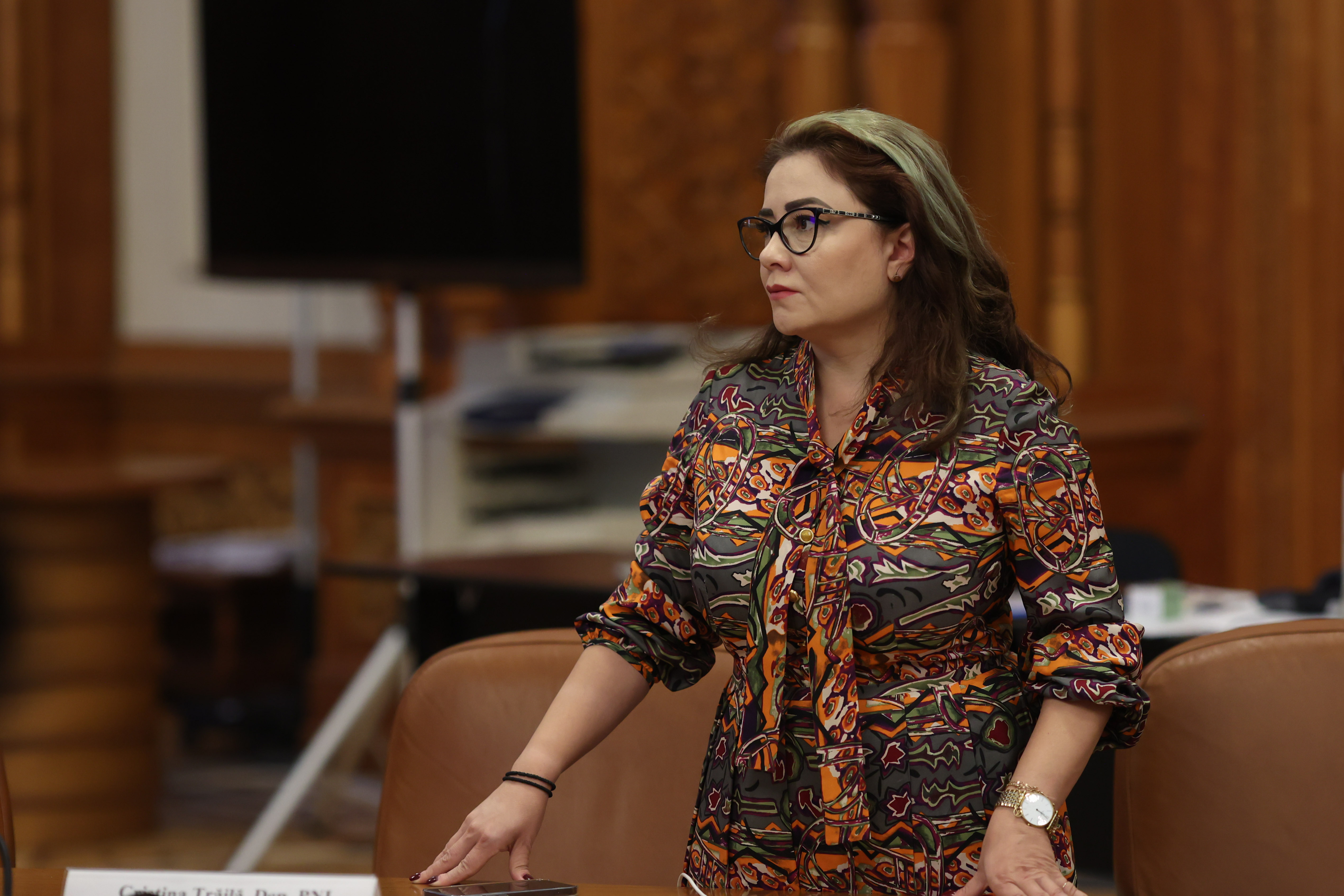 Cristina Trăilă la o conferință de presă, discutând demisia după urmărirea penală în dosarul DNA Vaslui, cu documente în față. | sursa foto: HotNews Cristina Trăilă la o conferință de presă, discutând demisia după urmărirea penală în dosarul DNA Vaslui, cu documente în față. | sursa foto: HotNews
