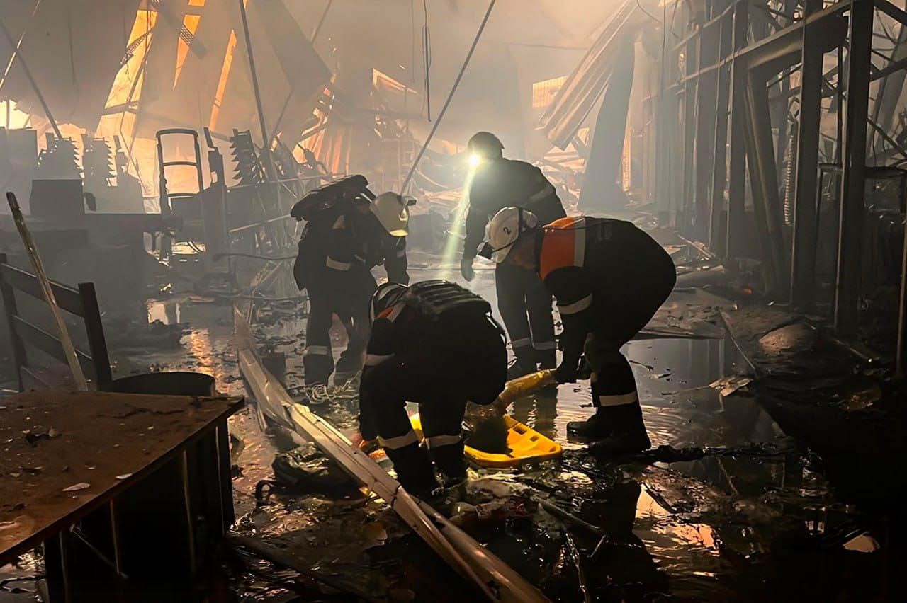 Ruinele unui depozit de muniție civilă distrus în atac aerian Bucea, cu echipe de salvare lângă victime atac rusesc și clădiri avariate. | sursa foto: HotNews Ruinele unui depozit de muniție civilă distrus în atac aerian Bucea, cu echipe de salvare lângă victime atac rusesc și clădiri avariate. | sursa foto: HotNews