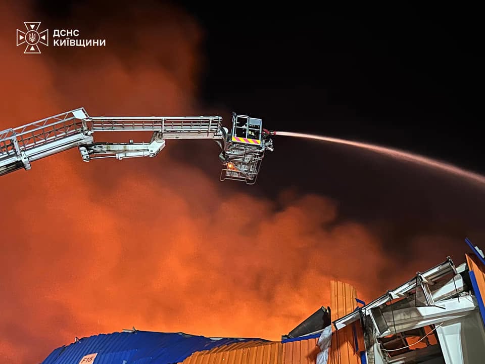 Atac aerian Kiev cu rachete balistice provoacă incendii la depozite în cartierele Golosiivsky și Desniansky, cu fum dens și pagube vizibile. | sursa foto: HotNews Atac aerian Kiev cu rachete balistice provoacă incendii la depozite în cartierele Golosiivsky și Desniansky, cu fum dens și pagube vizibile. | sursa foto: HotNews