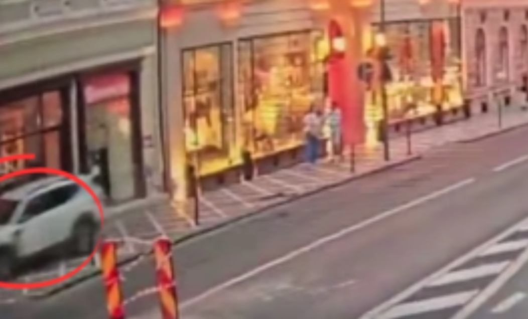 Autoturism Duster pe trotuar după accident Brașov, cu victime accident și pietoni loviți pe strada Mureșenilor în centrul orașului | sursa foto: HotNews Autoturism Duster pe trotuar după accident Brașov, cu victime accident și pietoni loviți pe strada Mureșenilor în centrul orașului | sursa foto: HotNews