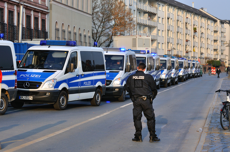 Investitor german discutând cu poliția germană în fața unui sediu, în contextul unui dosar clasat în România privind mașini dispărute. | sursa foto: HotNews Investitor german discutând cu poliția germană în fața unui sediu, în contextul unui dosar clasat în România privind mașini dispărute. | sursa foto: HotNews