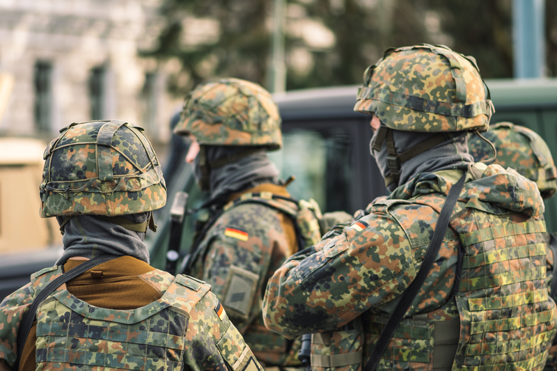 Soldați europeni în echipament de luptă desfășurând exerciții militare, ilustrând reînarmare UE și deficit personal militar în recrutare militari. | sursa foto: HotNews Soldați europeni în echipament de luptă desfășurând exerciții militare, ilustrând reînarmare UE și deficit personal militar în recrutare militari. | sursa foto: HotNews