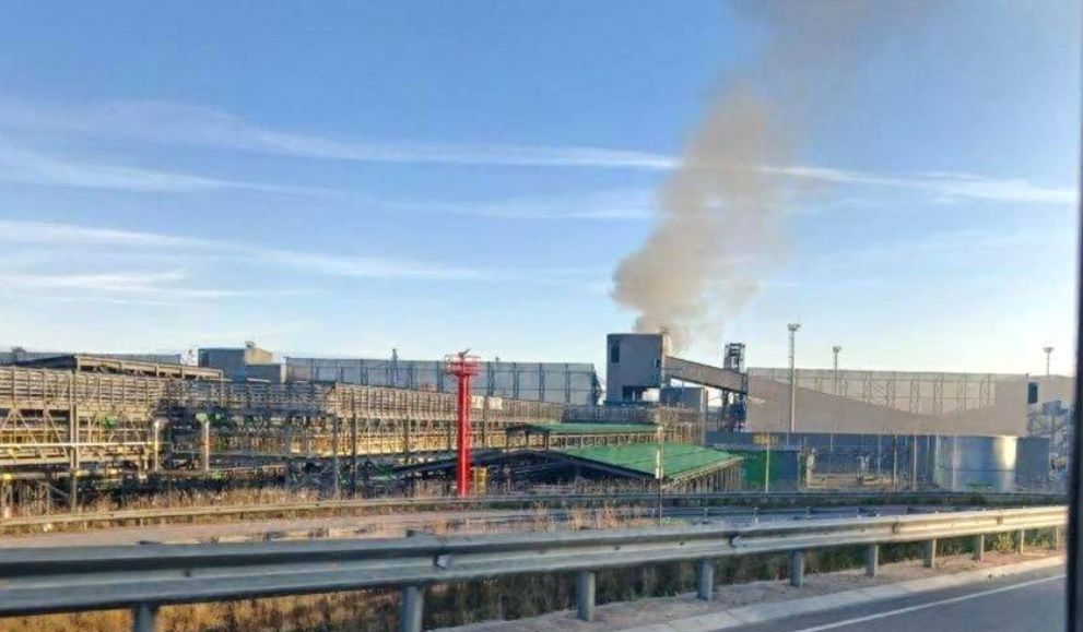 Terminal petrolier din portul Ust-Luga cu flăcări și fum ridicându-se după atac port Ust-Luga cu drone Ucraina asupra export petrol Rusia | sursa foto: HotNews Terminal petrolier din portul Ust-Luga cu flăcări și fum ridicându-se după atac port Ust-Luga cu drone Ucraina asupra export petrol Rusia | sursa foto: HotNews