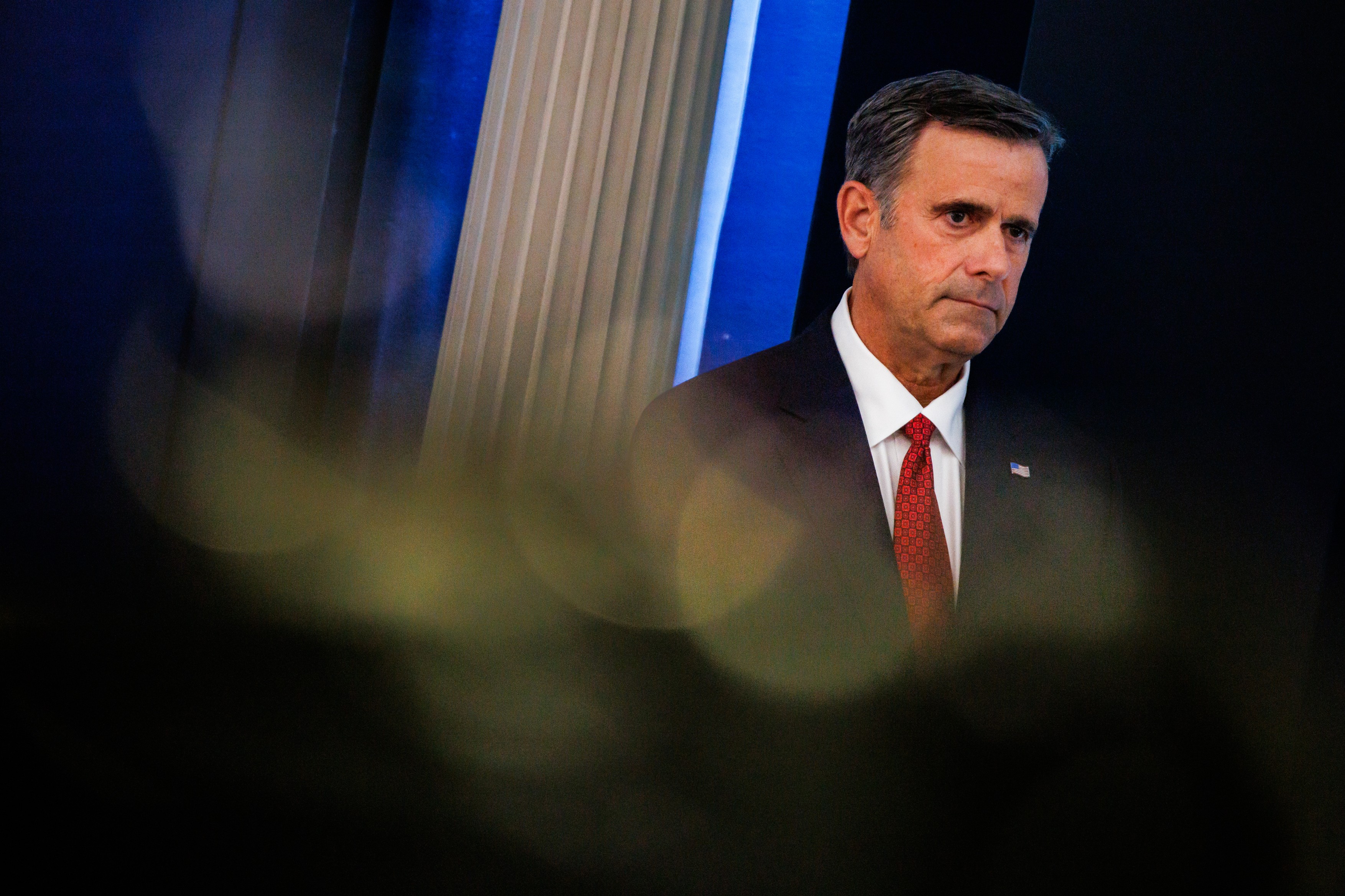 Directorul CIA John Ratcliffe coborând din avionul Boeing C-17 la Moscova în timpul vizitei șef CIA Moscova, decrete Vladimir Putin, relații SUA-Rusia tensionate. | sursa foto: HotNews Directorul CIA John Ratcliffe coborând din avionul Boeing C-17 la Moscova în timpul vizitei șef CIA Moscova, decrete Vladimir Putin, relații SUA-Rusia tensionate. | sursa foto: HotNews