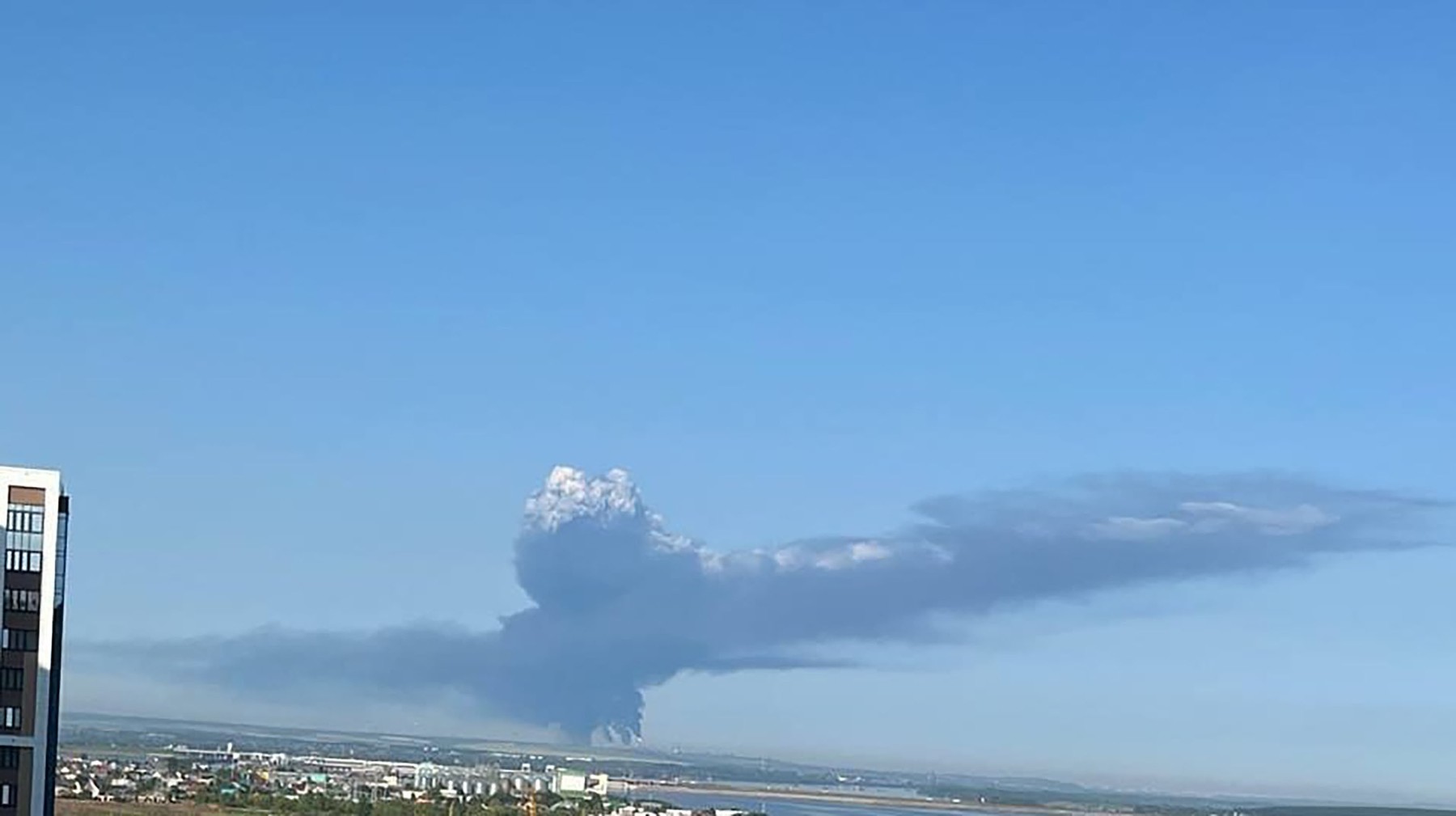 Coloane de fum și flăcări ridicându-se deasupra rafinăriei petrol din Tatarstan după atac drone Ucraina în Nijnekamsk, cu pagube vizibile. | sursa foto: HotNews Coloane de fum și flăcări ridicându-se deasupra rafinăriei petrol din Tatarstan după atac drone Ucraina în Nijnekamsk, cu pagube vizibile. | sursa foto: HotNews