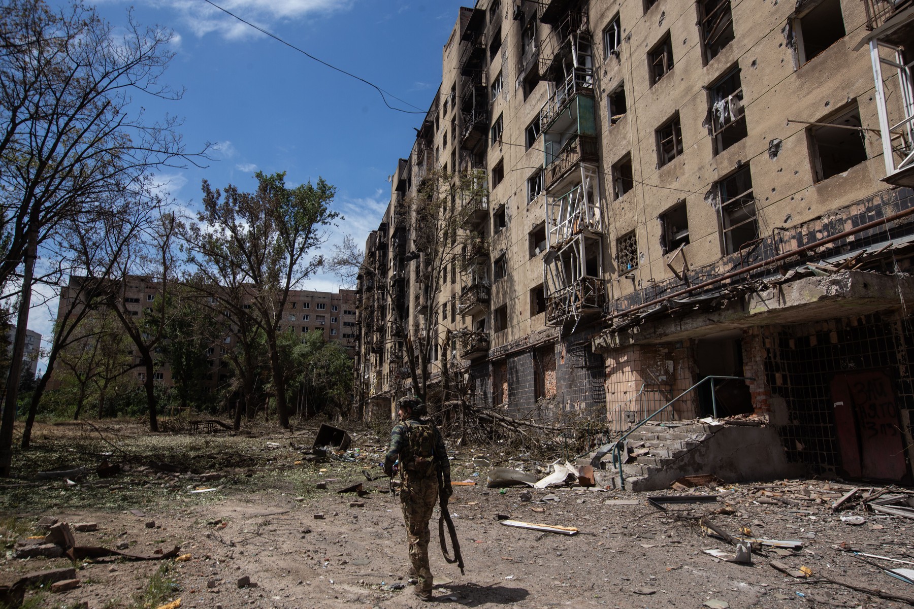 Străzi pustii din Drujkivka cu mașini arse și clădiri prăbușite, reflectând condițiile de război din centura de fortărețe Donbas. | sursa foto: HotNews Străzi pustii din Drujkivka cu mașini arse și clădiri prăbușite, reflectând condițiile de război din centura de fortărețe Donbas. | sursa foto: HotNews